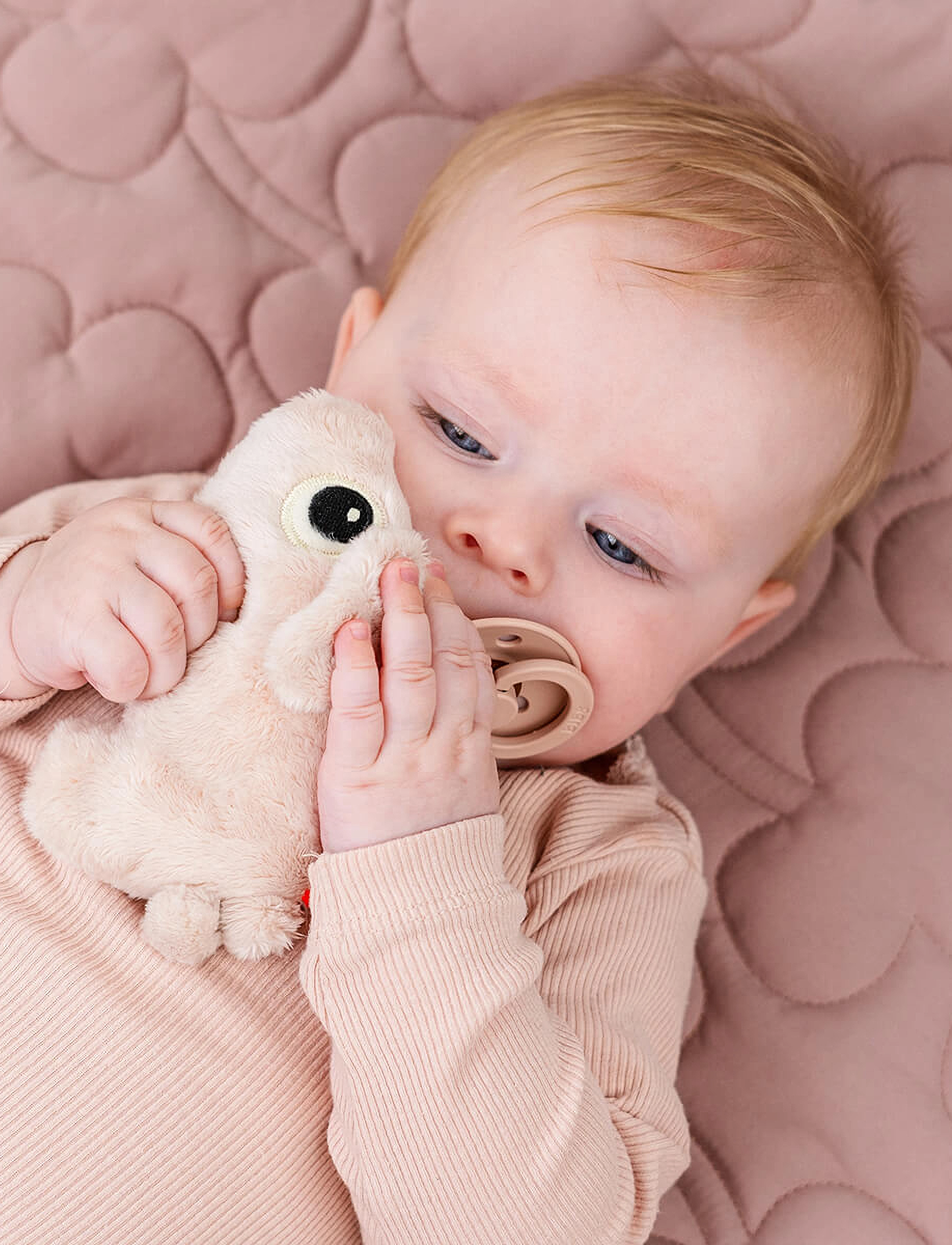 Done by Deer - Tiny sensory rattle Pigee Powder - najniższe ceny - powder - 2