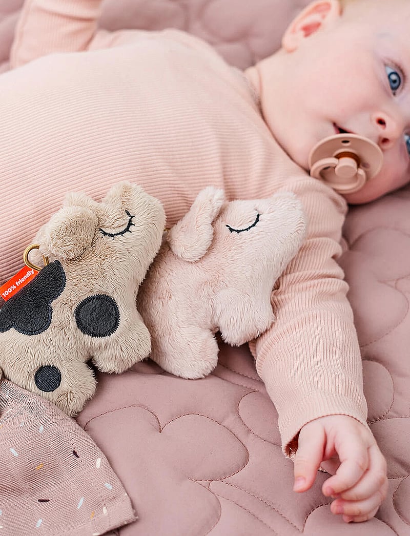 Done by Deer - Tiny sensory rattle Pigee Powder - muusikaga pehmed mänguasjad - powder - 3