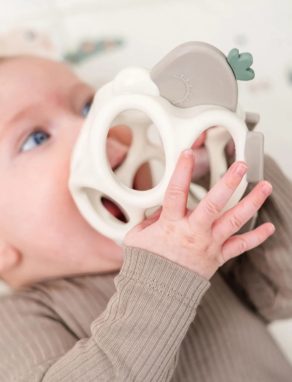 Done by Deer - Grip & teether toy Sheepy Sand - närimismänguasjad - sand - 2