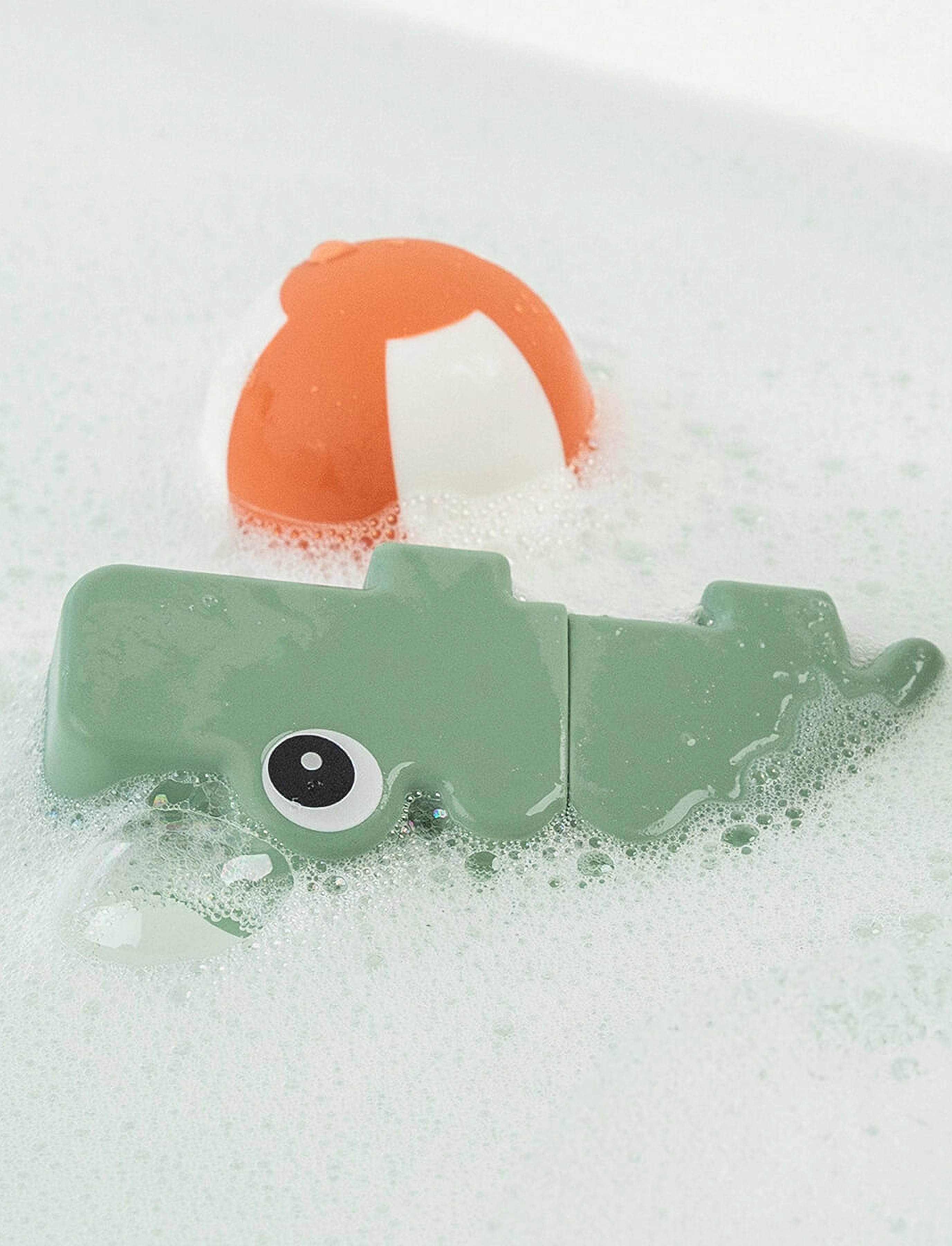Done by Deer - Bath squirter toy Croco Green - andet vandlegetøj - green - 4