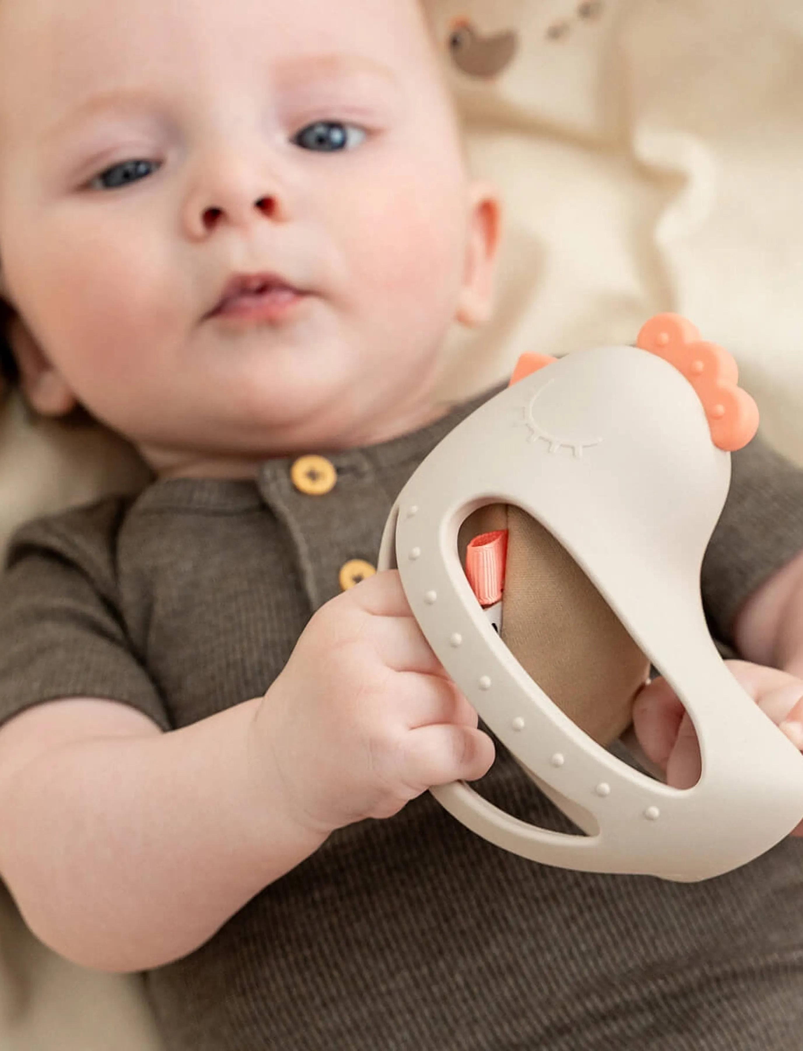 Done by Deer Grip & Teether Toy W/Rattle Clucky Sand, 13X 9X H 10 cm, Baby Spielzeug, Beige - Teething Kinder