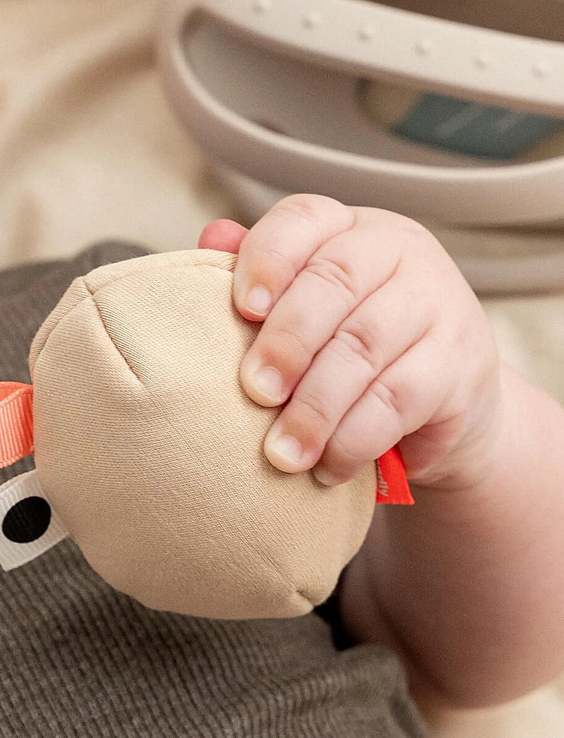 Done by Deer - Grip & teether toy w/rattle Clucky Sand - beißspielzeug - sand - 4