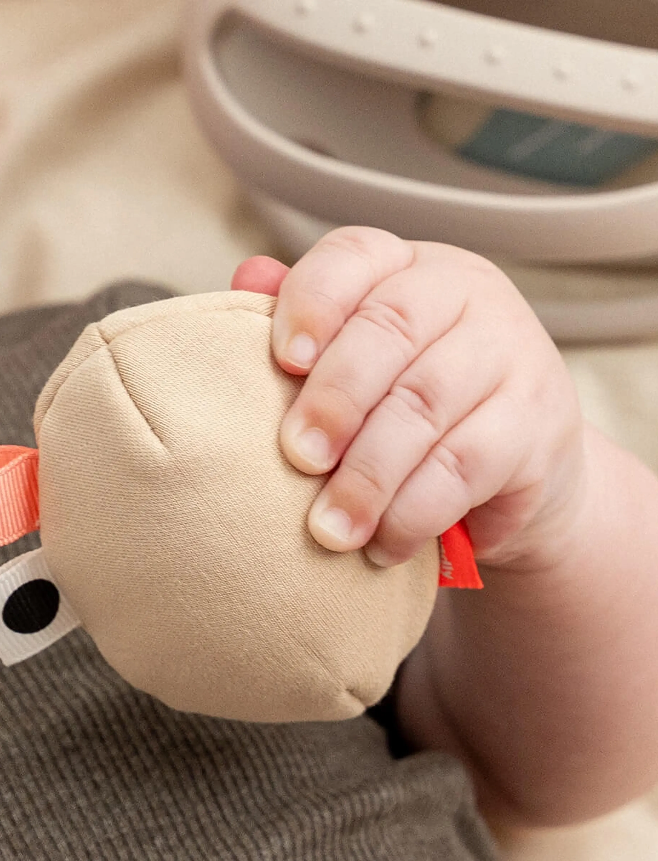 Done by Deer - Grip & teether toy w/rattle Clucky Sand - beißspielzeug - sand - 4