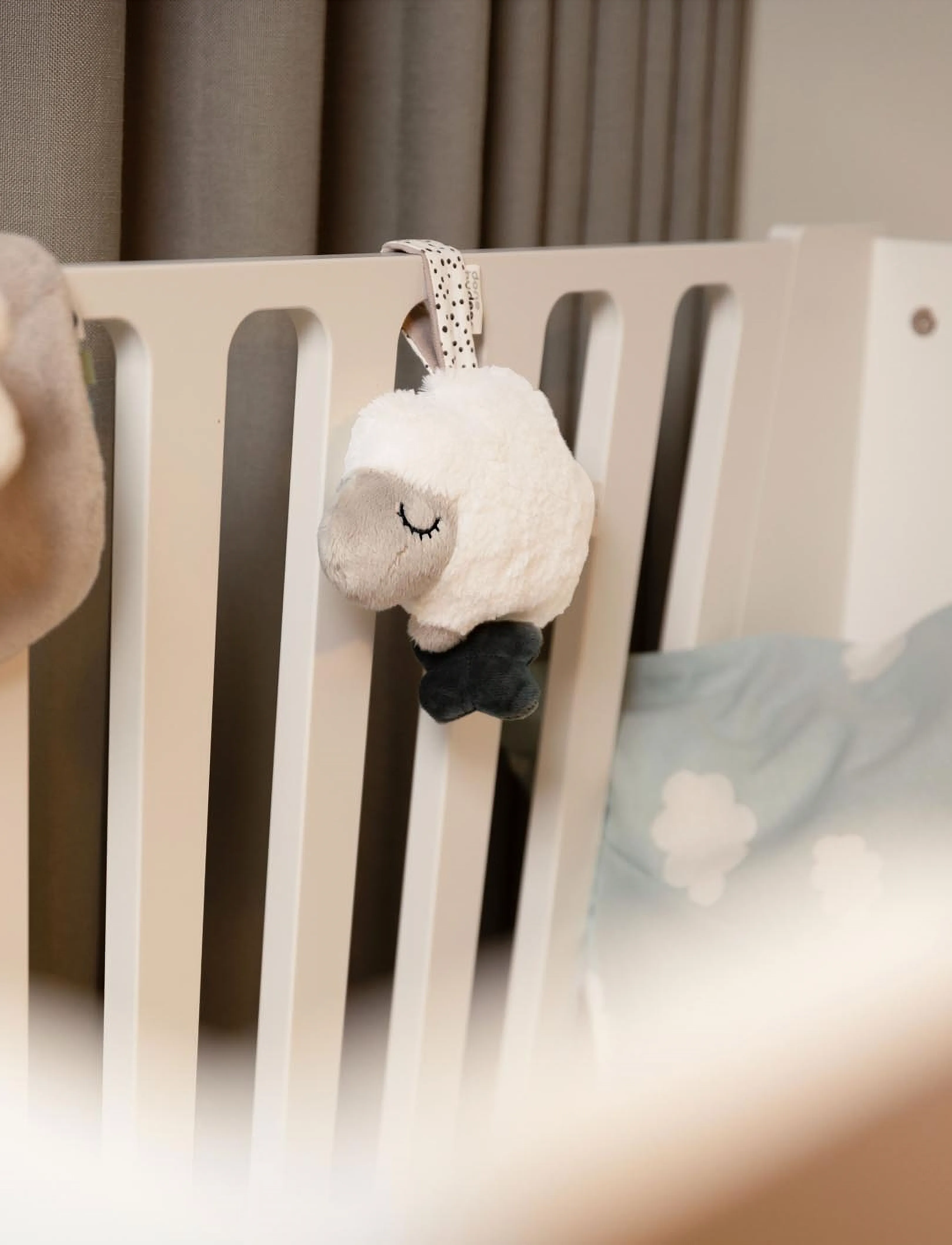 Done by Deer Musical Toy Sheepy Sand, 21X 18 cm, Baby Sleep, Weiß - Mobiles, Kinder