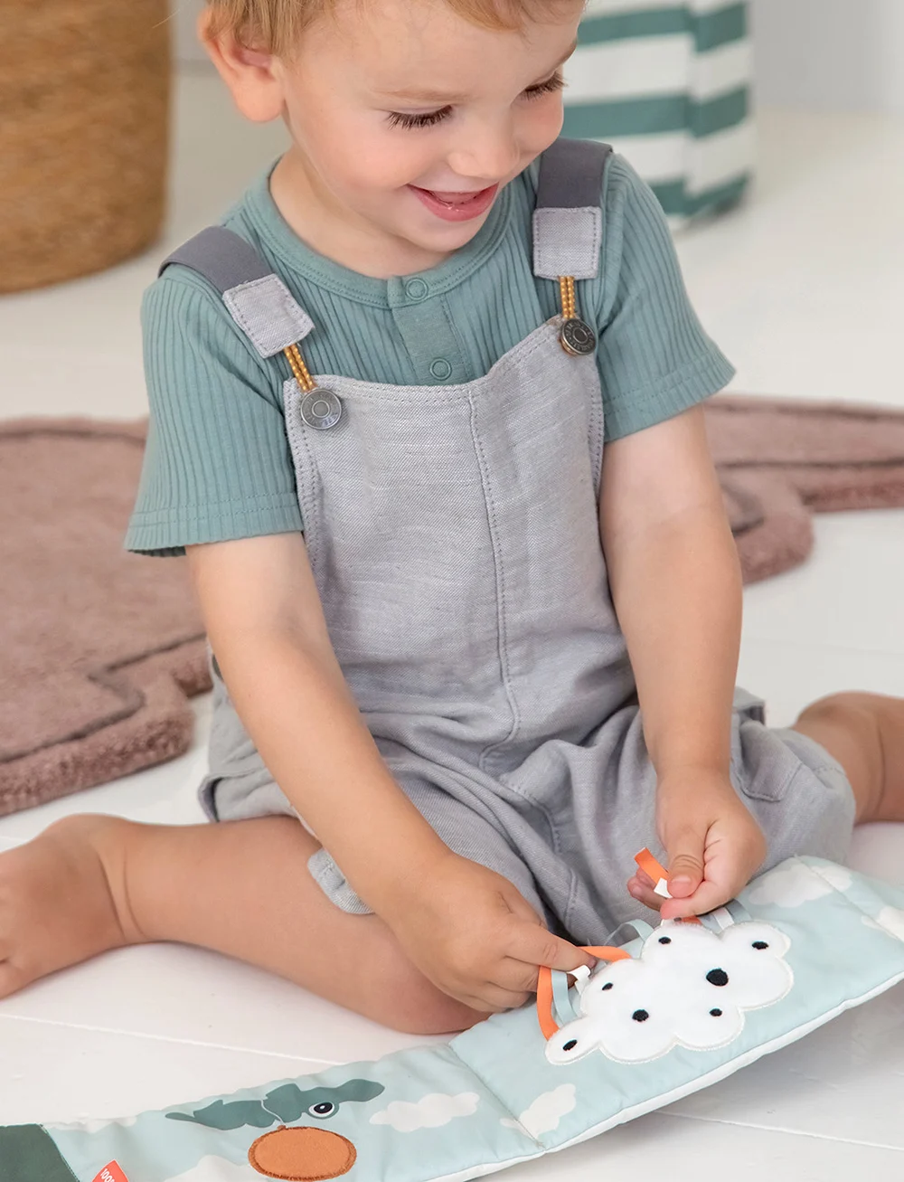 Done by Deer - Fold-out soft book Croco Green - babyböcker - green - 0