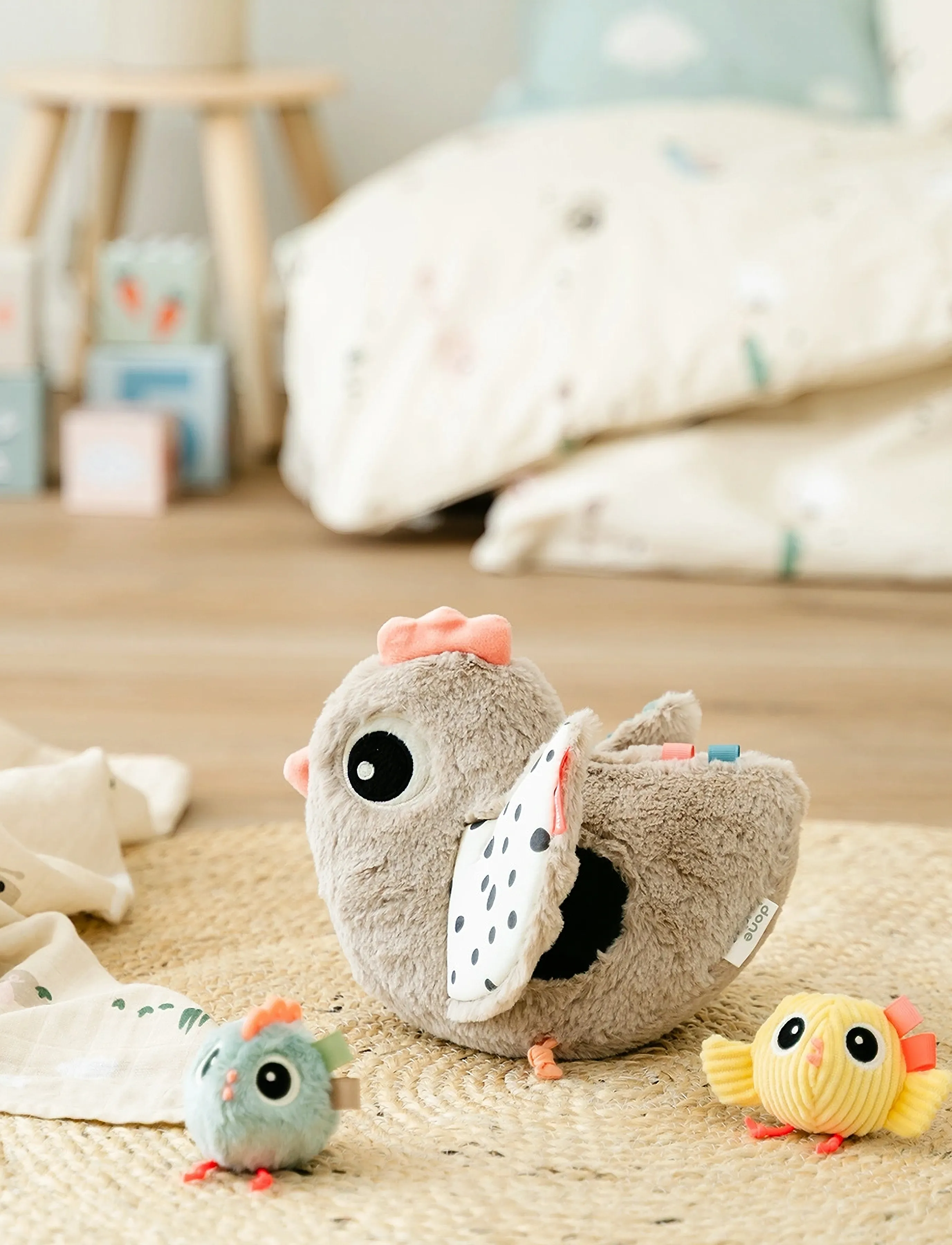 Done by Deer Hide&Seek Activity Toy Clucky Sand, One Size, Multi/patterned, Soft Legetøj > Stuffed Animals, Børn