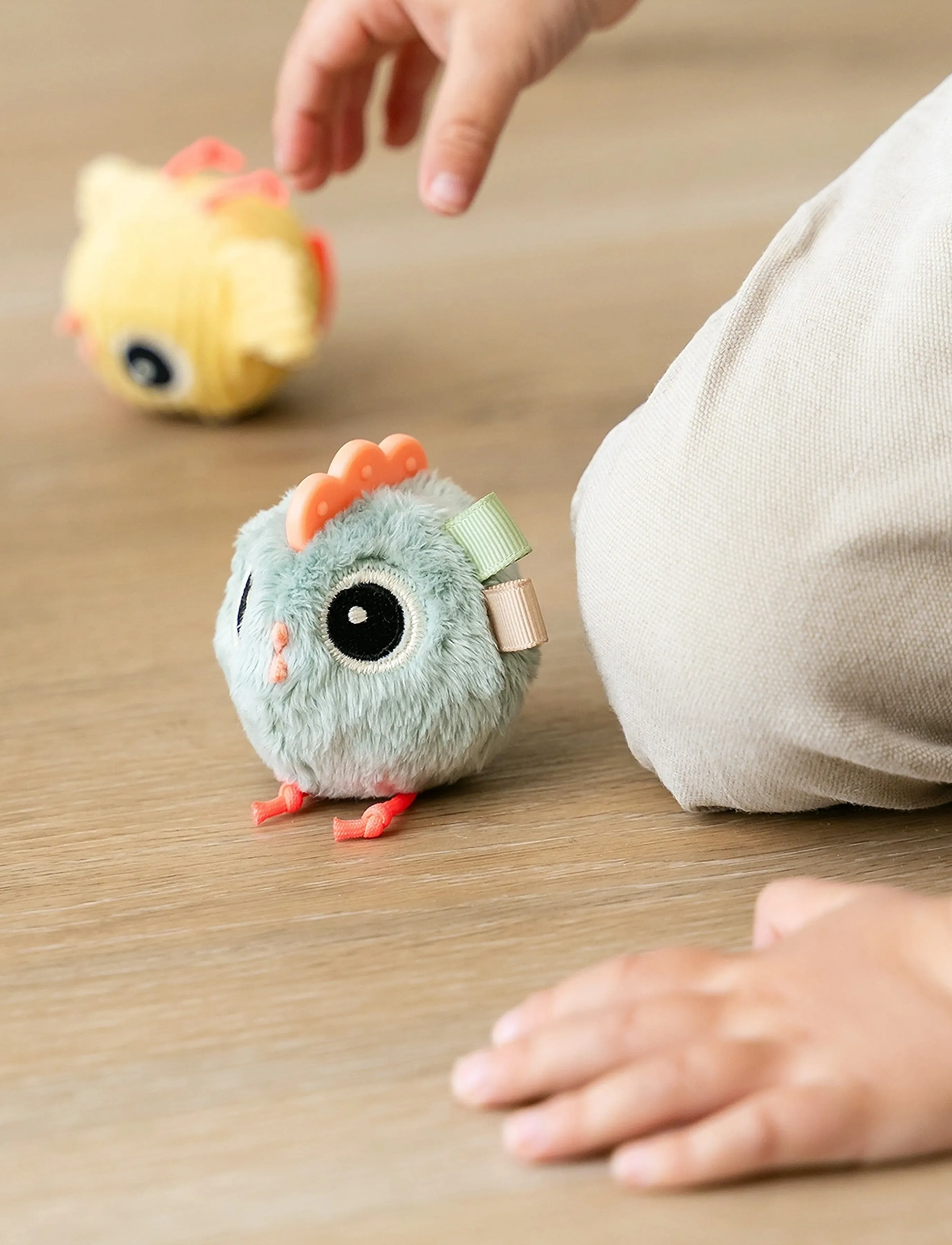 Done by Deer - Hide&Seek activity toy Clucky Sand - mjukisdjur - sand - 4