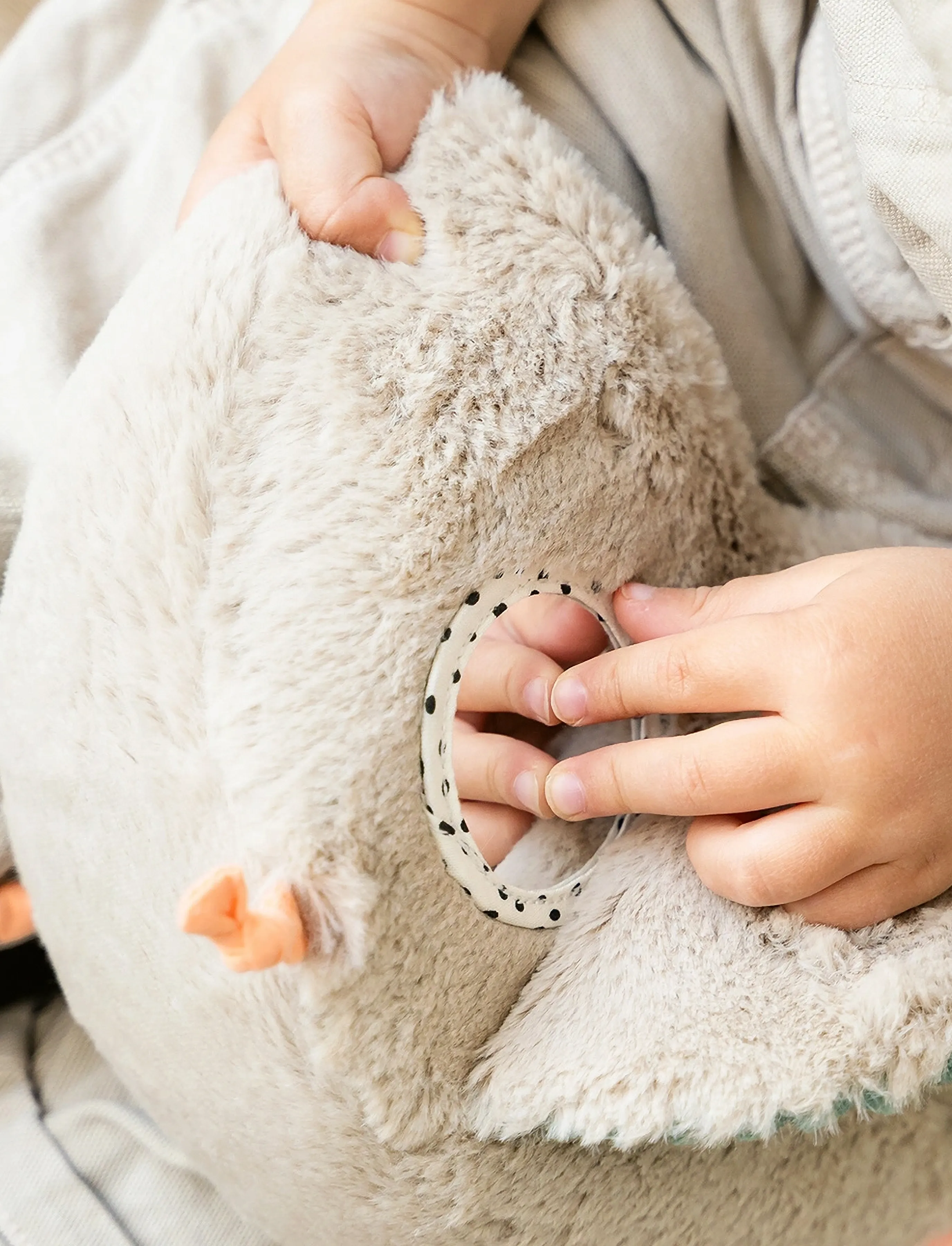 Done by Deer - Hide&Seek activity toy Clucky Sand - mjukisdjur - sand - 5