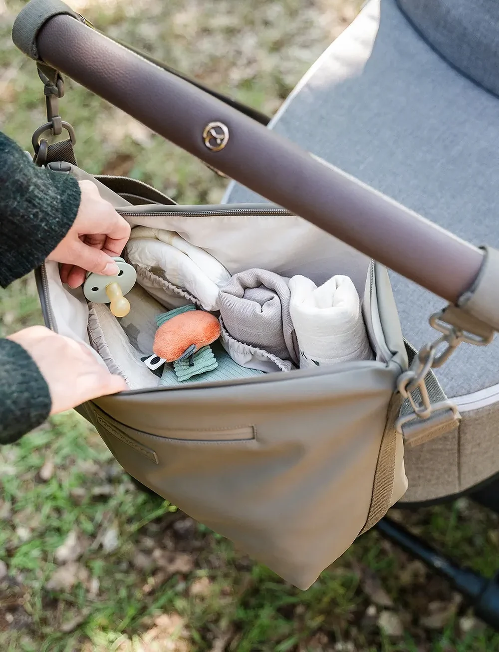 Done by Deer - Stroller bag Taupe - skötväskor - taupe - 0