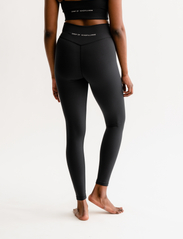 Drop of Mindfulness - TYRA - compression tights - black matte - 3