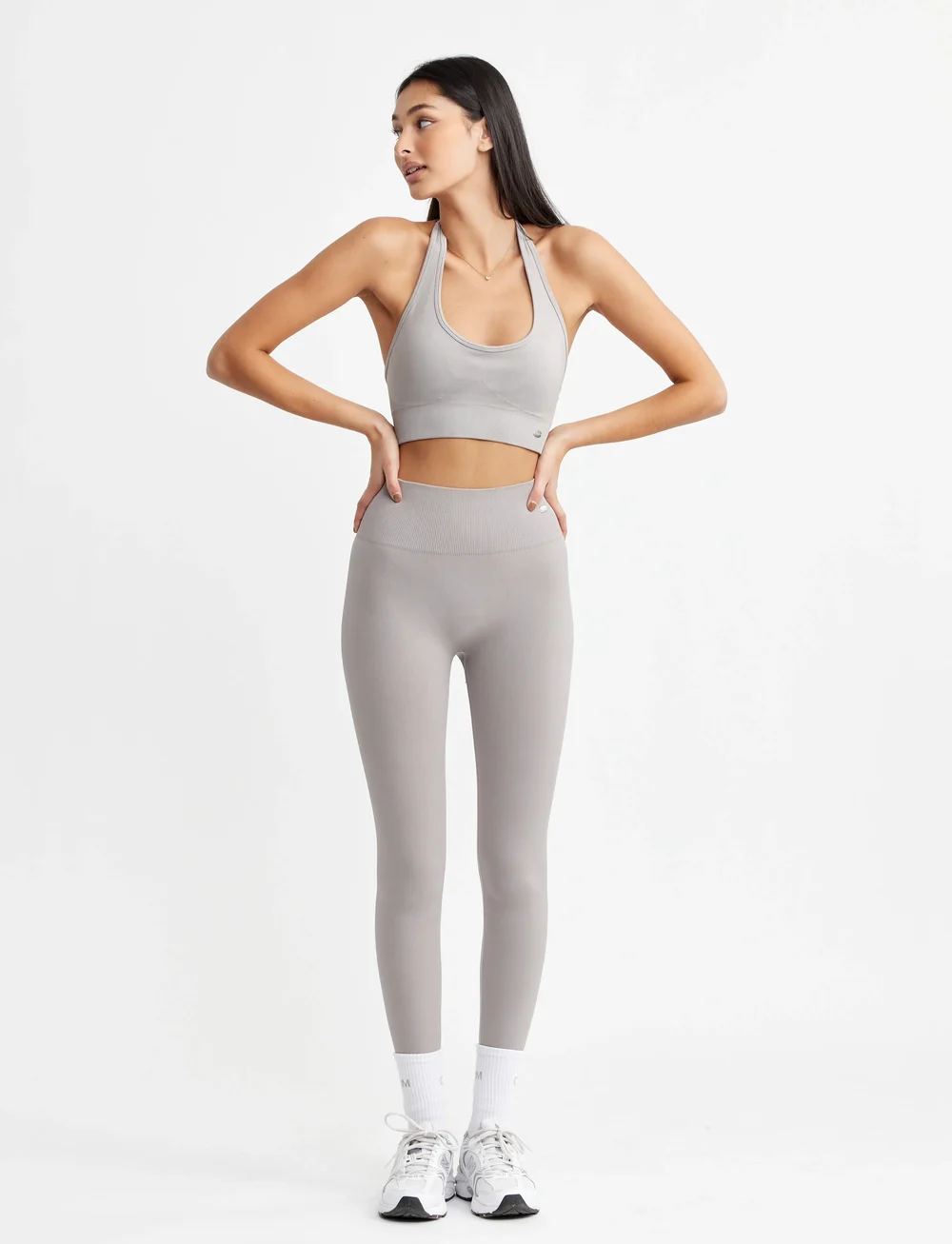 Drop of Mindfulness - SEAMLESS HALTER NECK BRA - mittlerer halt - greige - 3