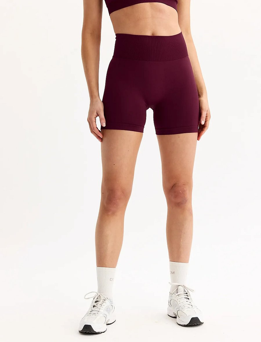 Drop of Mindfulness - SIGNATURE SEAMLESS BIKE SHORTS - chaussures de course - cherry lacquer - 0