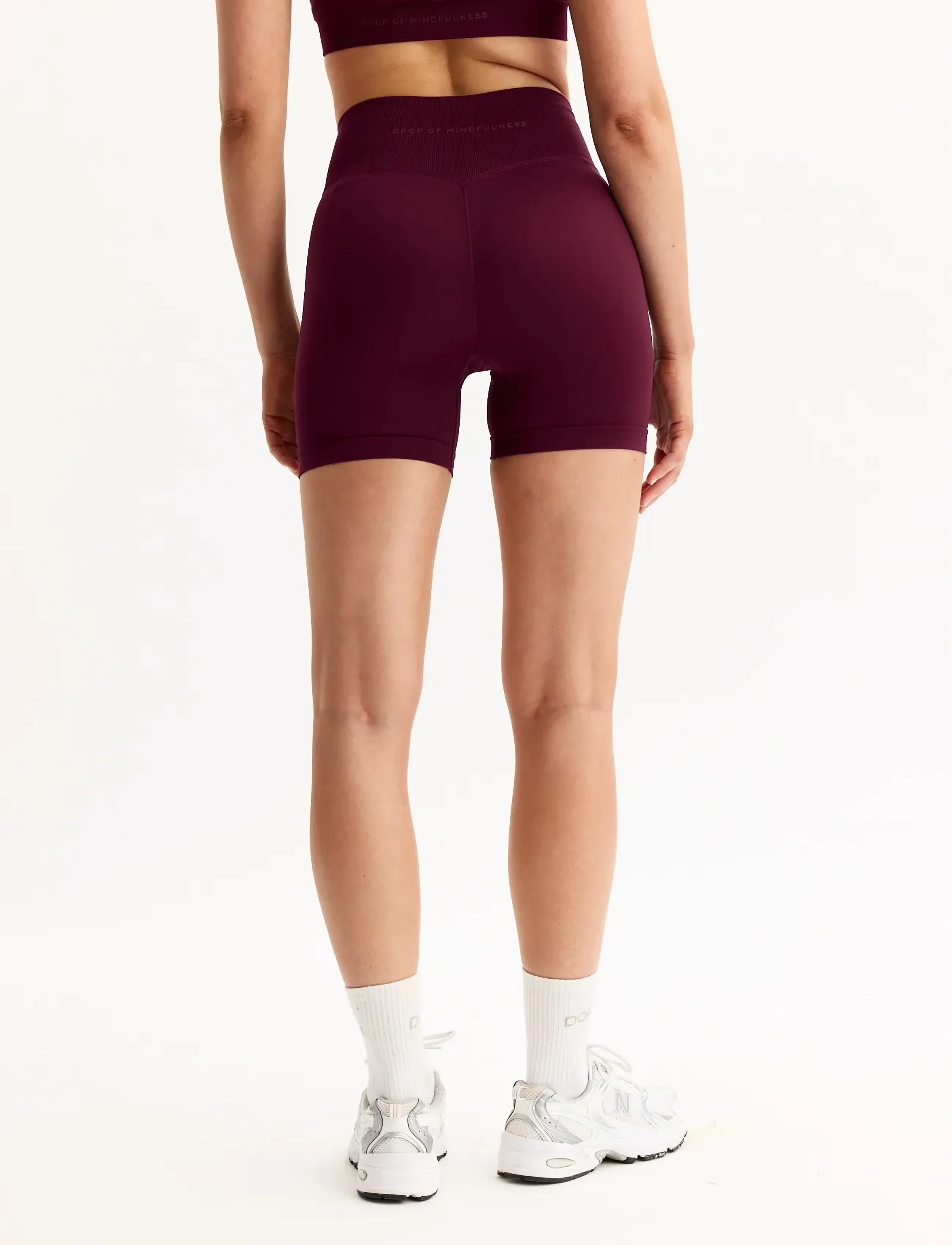 Drop of Mindfulness - SIGNATURE SEAMLESS BIKE SHORTS - chaussures de course - cherry lacquer - 3