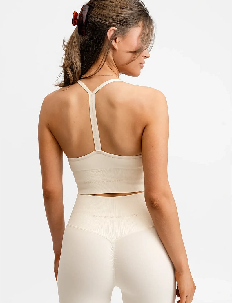 Drop of Mindfulness - SEAMLESS V SHAPE CROP TOP - nabapluusid - cream white - 3