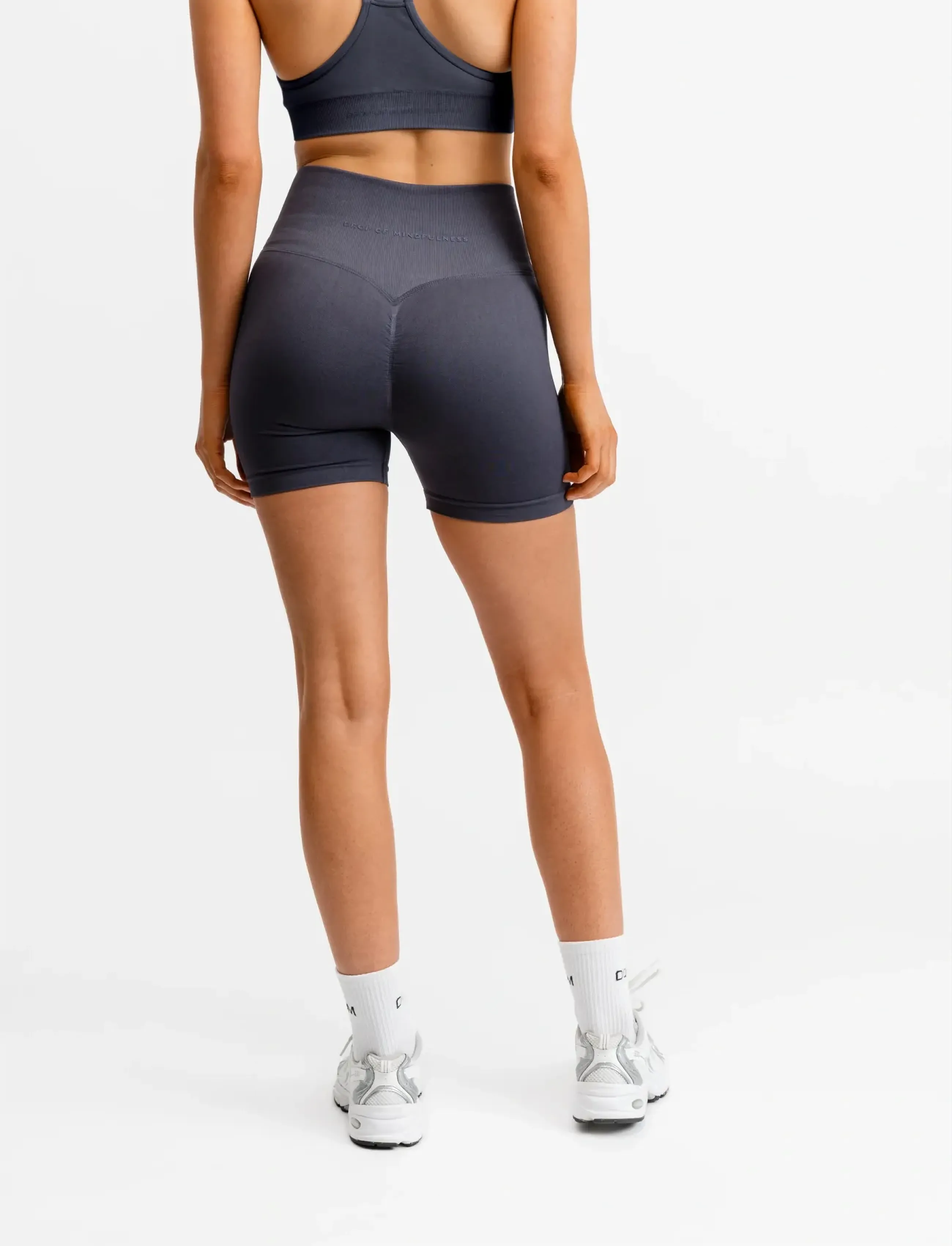 Drop of Mindfulness - SEAMLESS SCRUNCH BIKE SHORTS - 1/2 længde - charcoal - 3