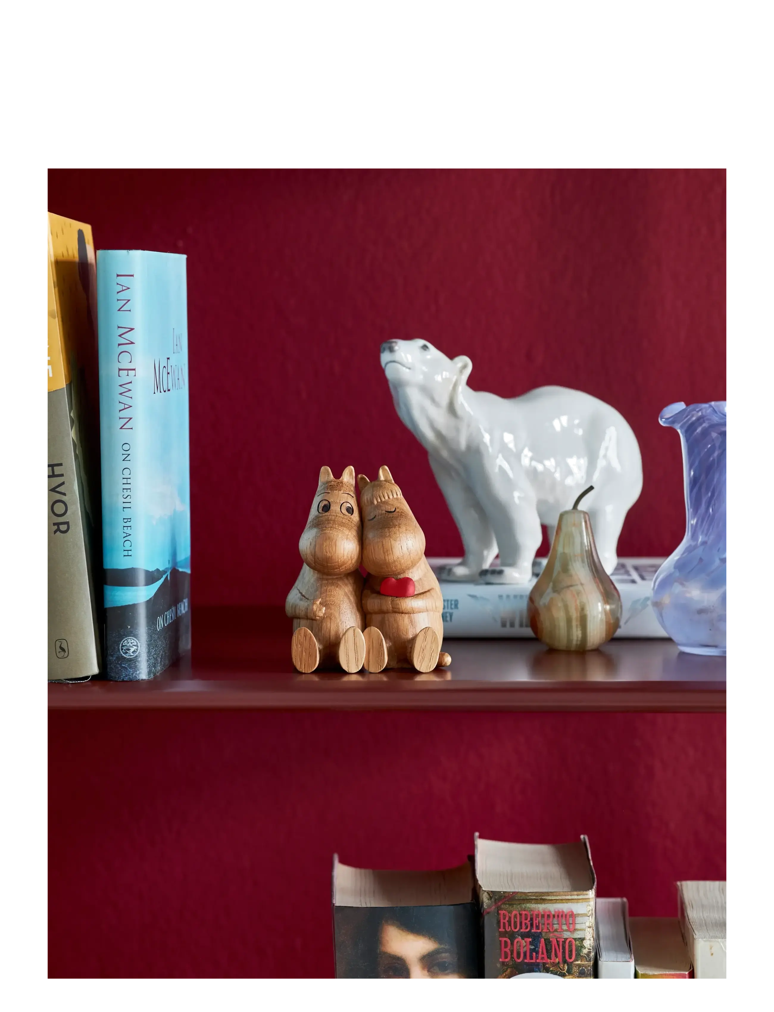 Dsignhouse Moomin - Mumitroldene træfigur egetræ Kram, rød hjerte - figures & sculptures - natural - 1