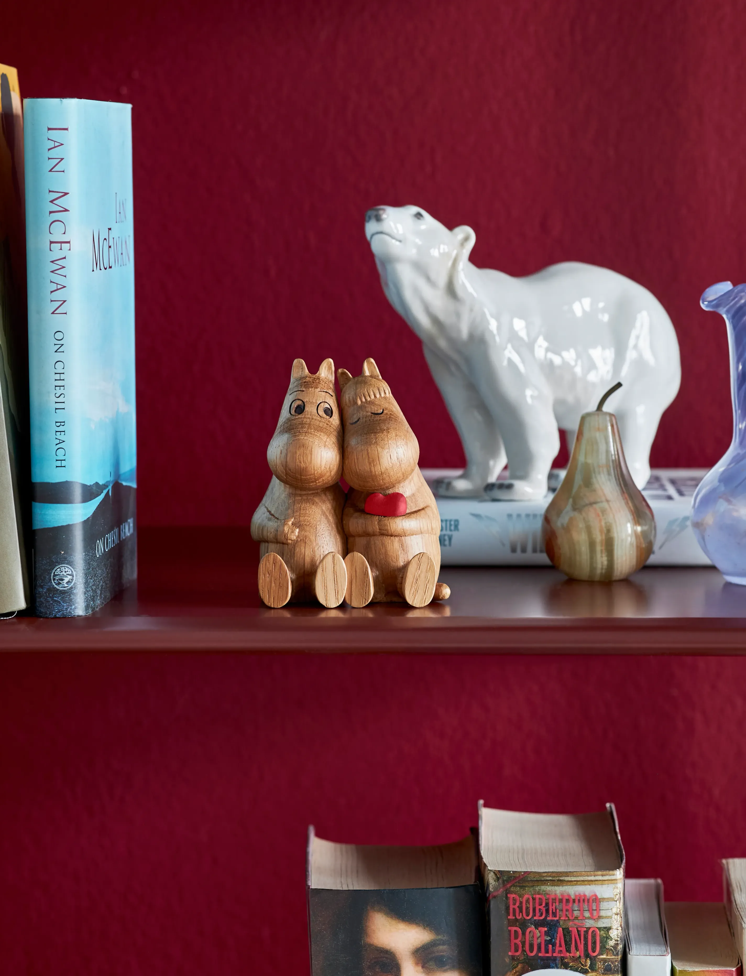 Dsignhouse Moomin Mumitroldene Træfigur Egetræ Kram, Rød Hjerte, H:10 cm, Decorative Accessories-details - Wooden Figures, Homeware