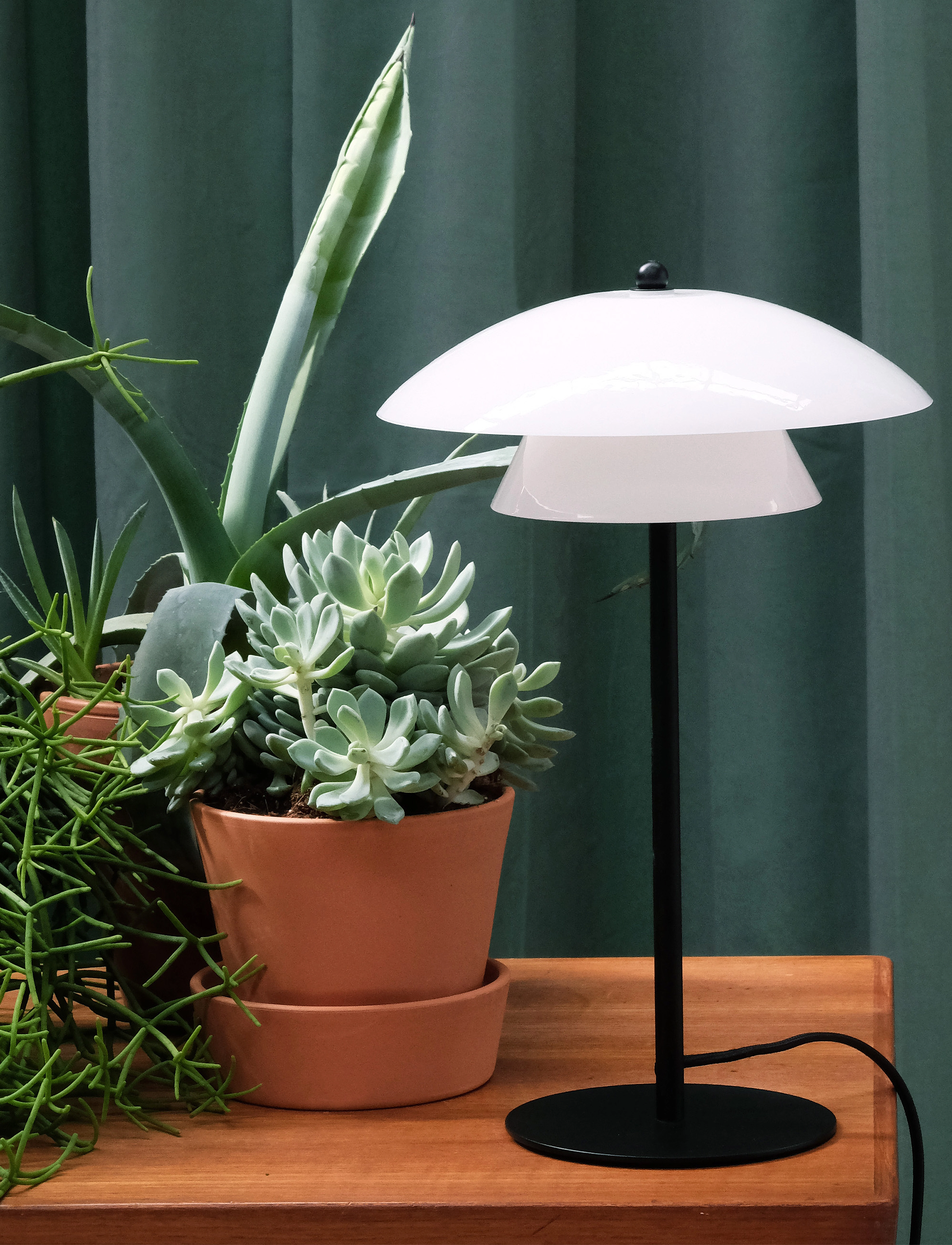Dyberg Larsen - Norup D25 bordlampe - opal / black - 1