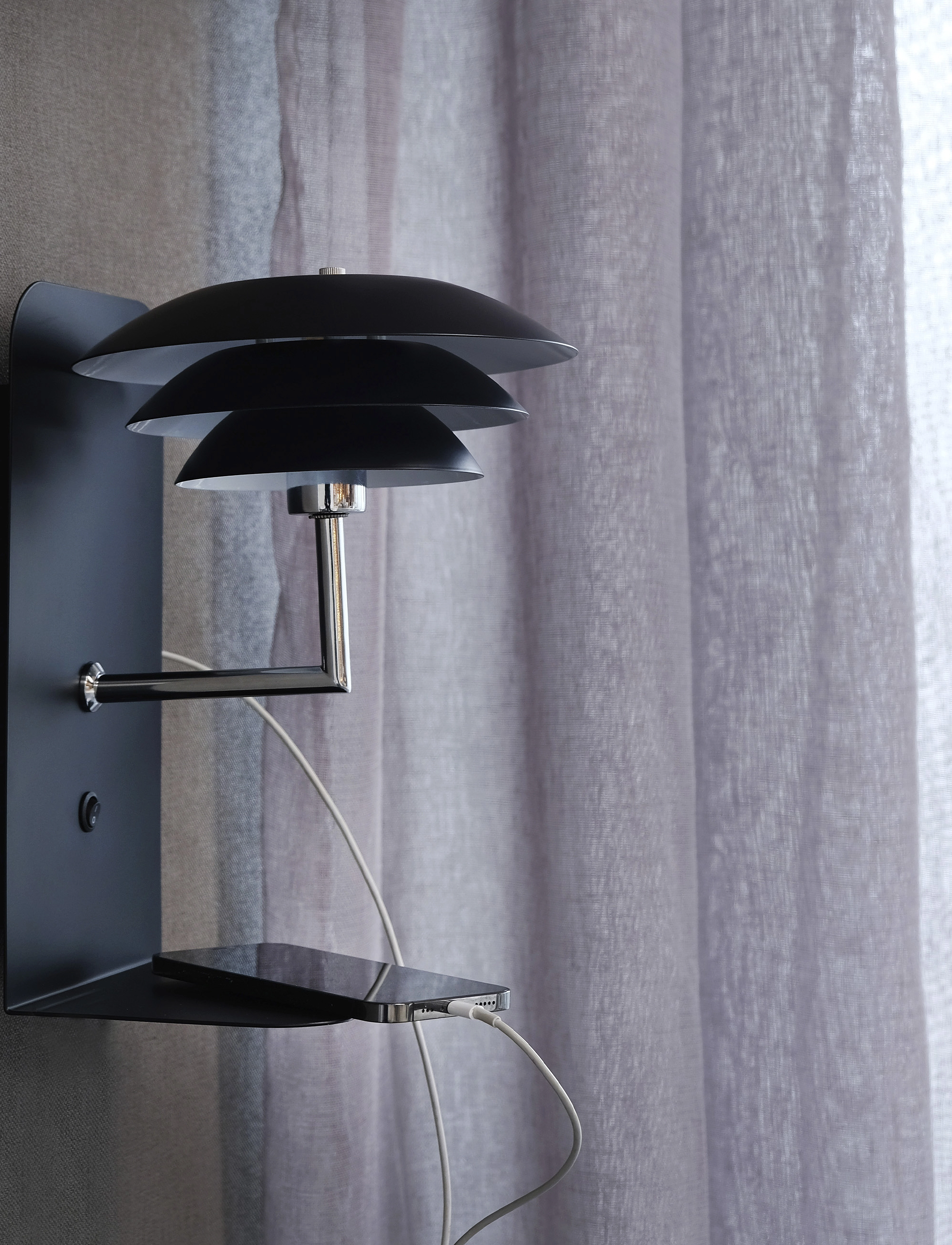 Dyberg Larsen Dl20 Usb -Hylde Matt Sort, Ø 20 cm, Black, Lamper > Væglamper, Unisex