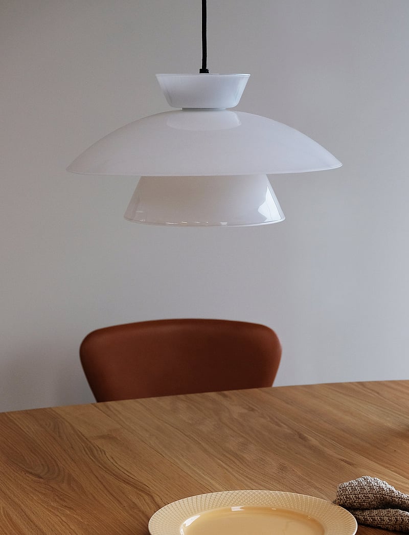 Dyberg Larsen - VALBY Pendant - rippvalgustid - opal/ black - 2
