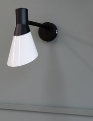 Dyberg Larsen - Gent væglampe mat sort/ opal - væglamper - opal - 1
