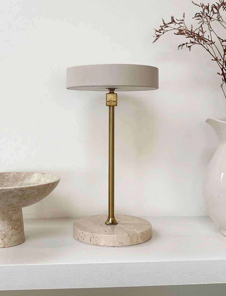 Dyberg Larsen - MOONLIGHT LED genopladelig bordlampe Beige, travertin, messing - nešiojami Šviestuvai - beige/ trevetin/ brass - 0