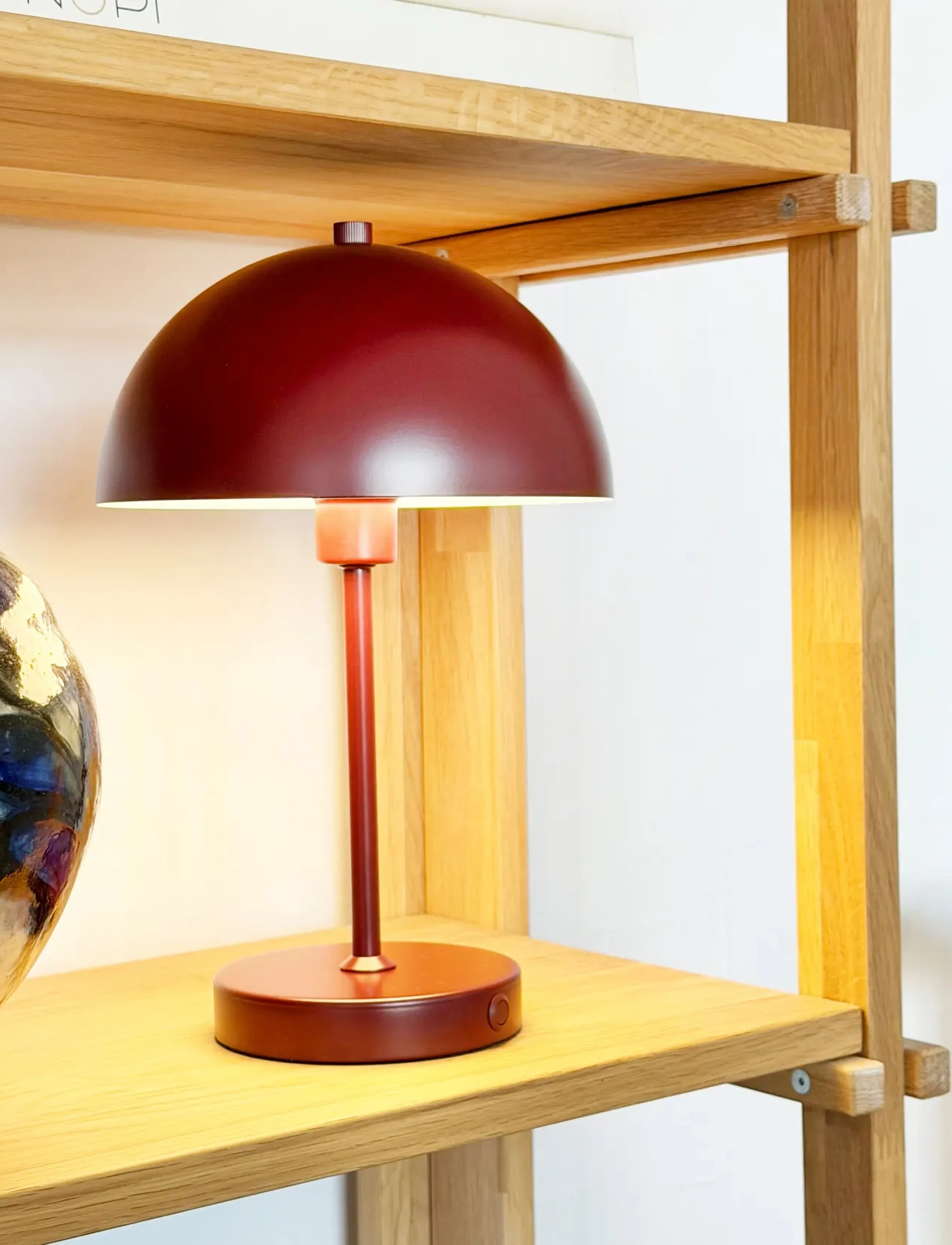 Dyberg Larsen - Stockholm LED Bordlampe V.2.0 - Mørkerød - lampes de bureau et de table - dark red - 5