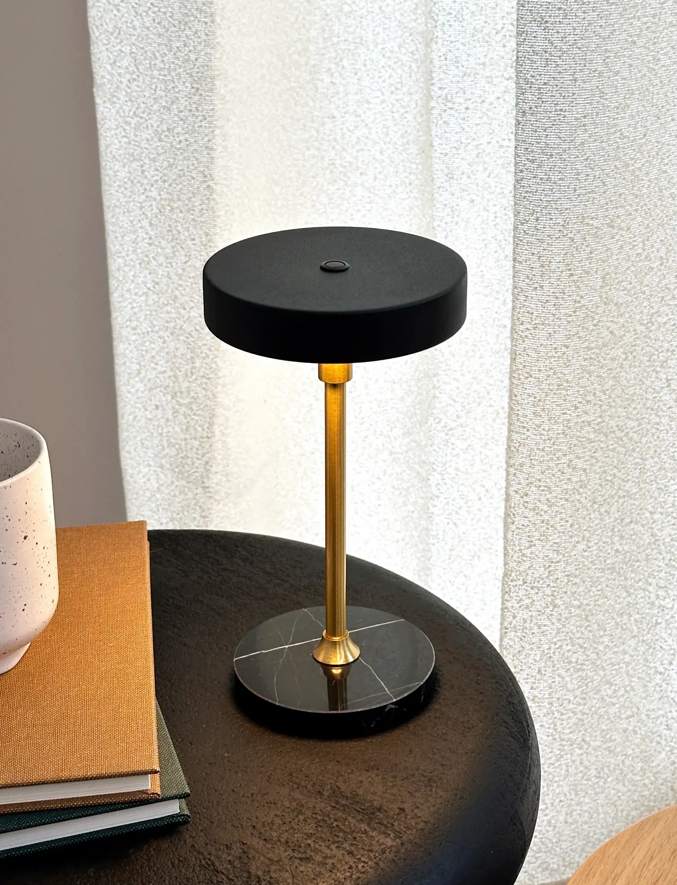 Dyberg Larsen - MOONLIGHT LED mini genopladelig bordlampe sort - bordlamper - black/ marble/ brass - 5