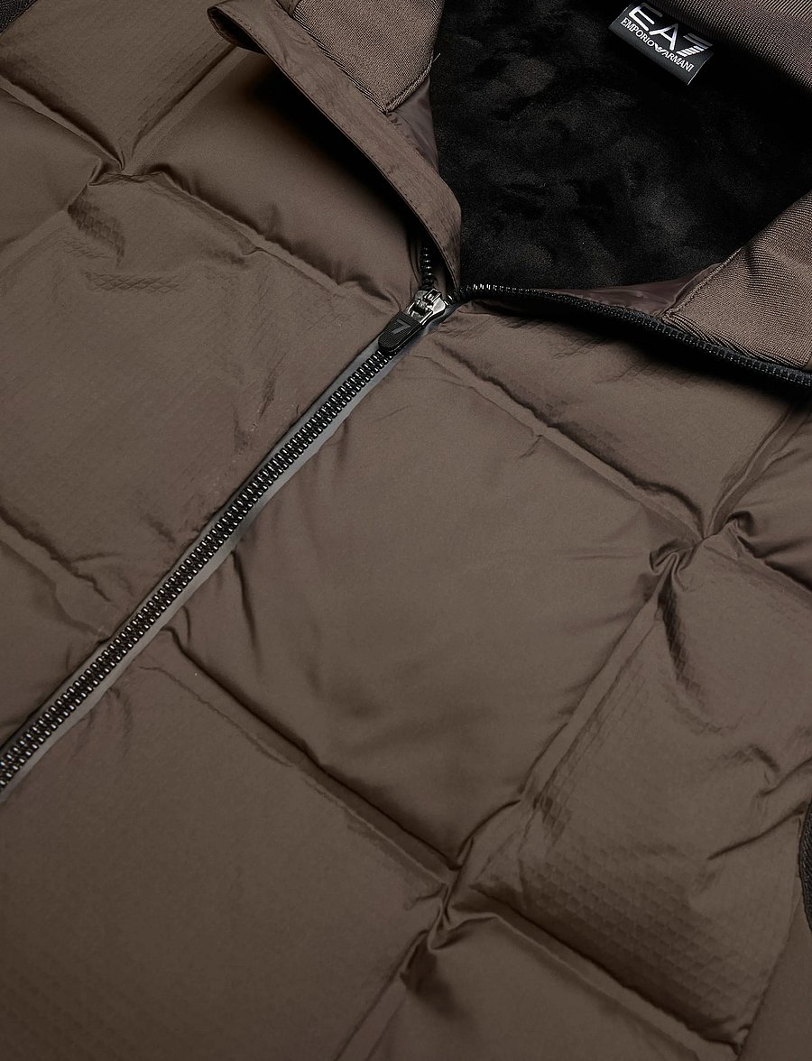 EA7 - VEST - westen - mulch - 2