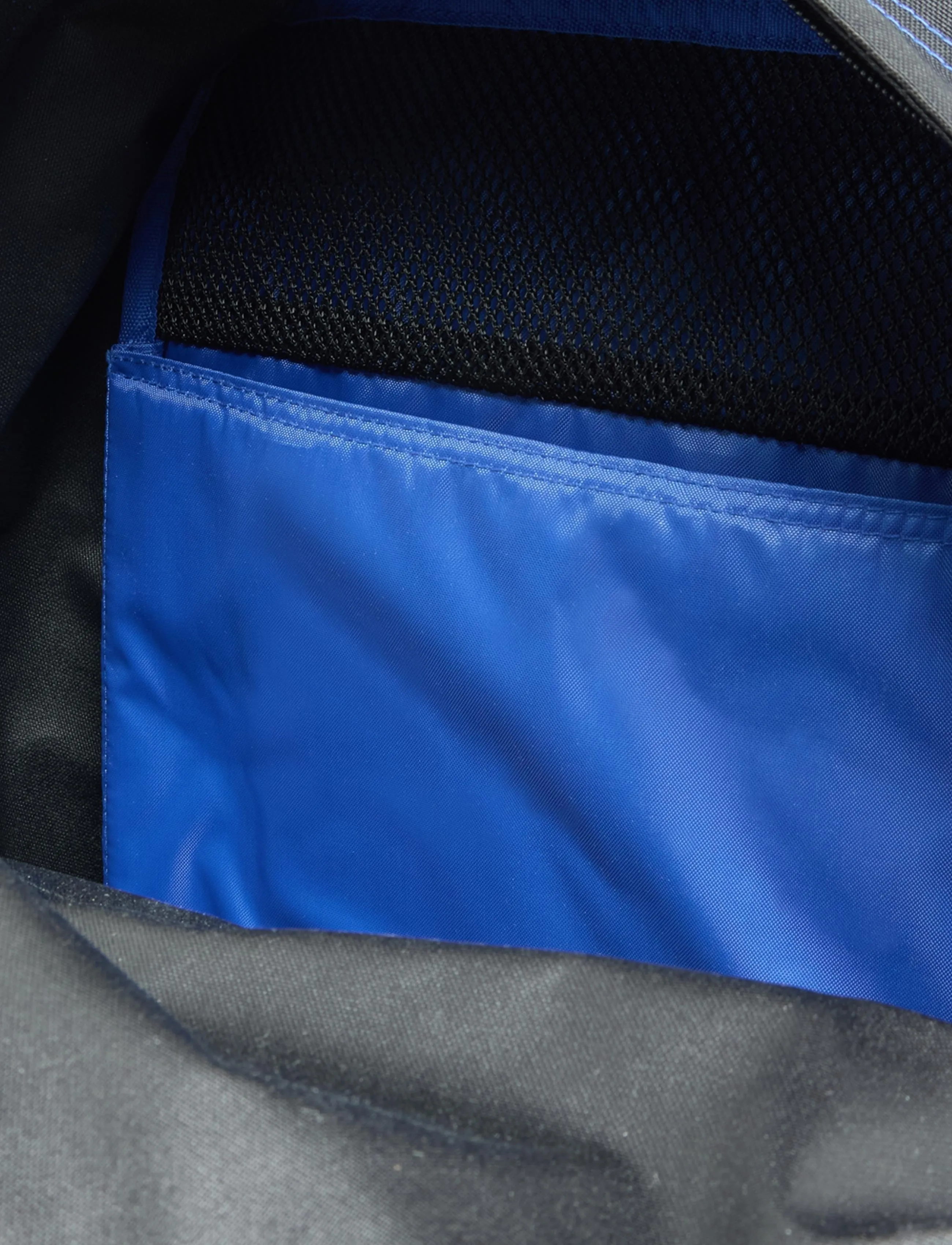 Eastpak - OUT OF OFFICE - kontrastblacblu - 4
