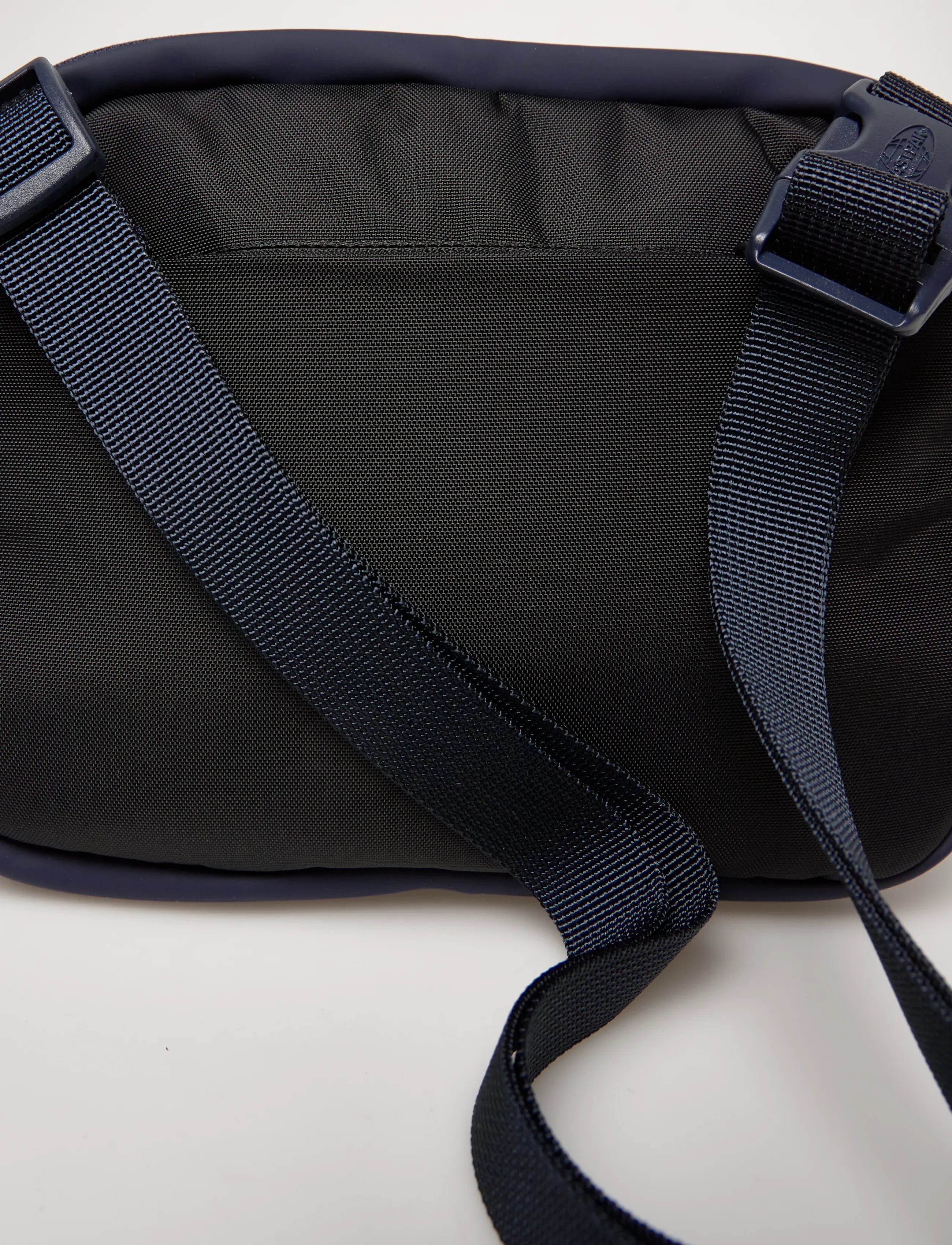 Eastpak - ARJAN - shop efter stil - cnnctfmtadmiral - 3