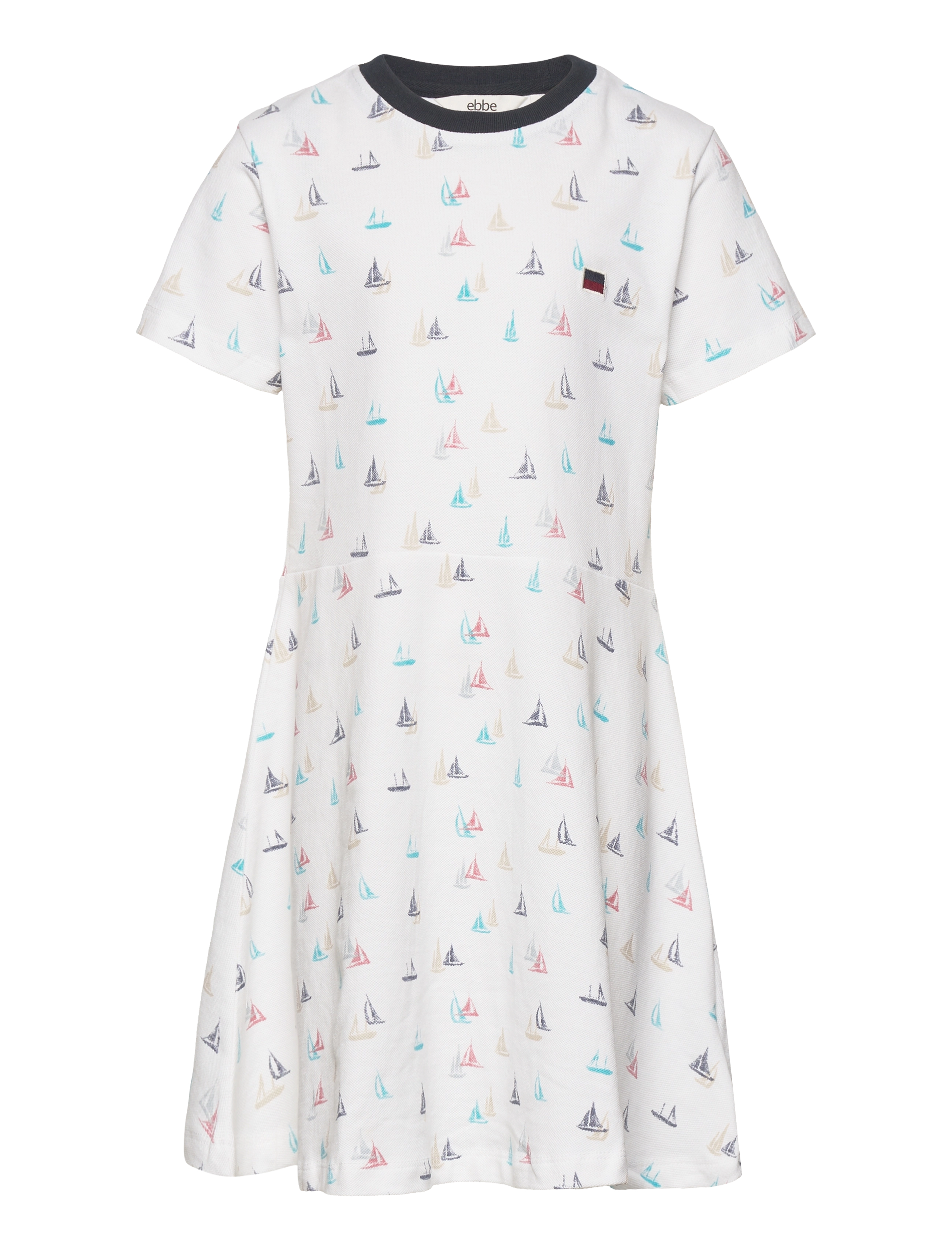 0695 WHITE SAILINGBOAT