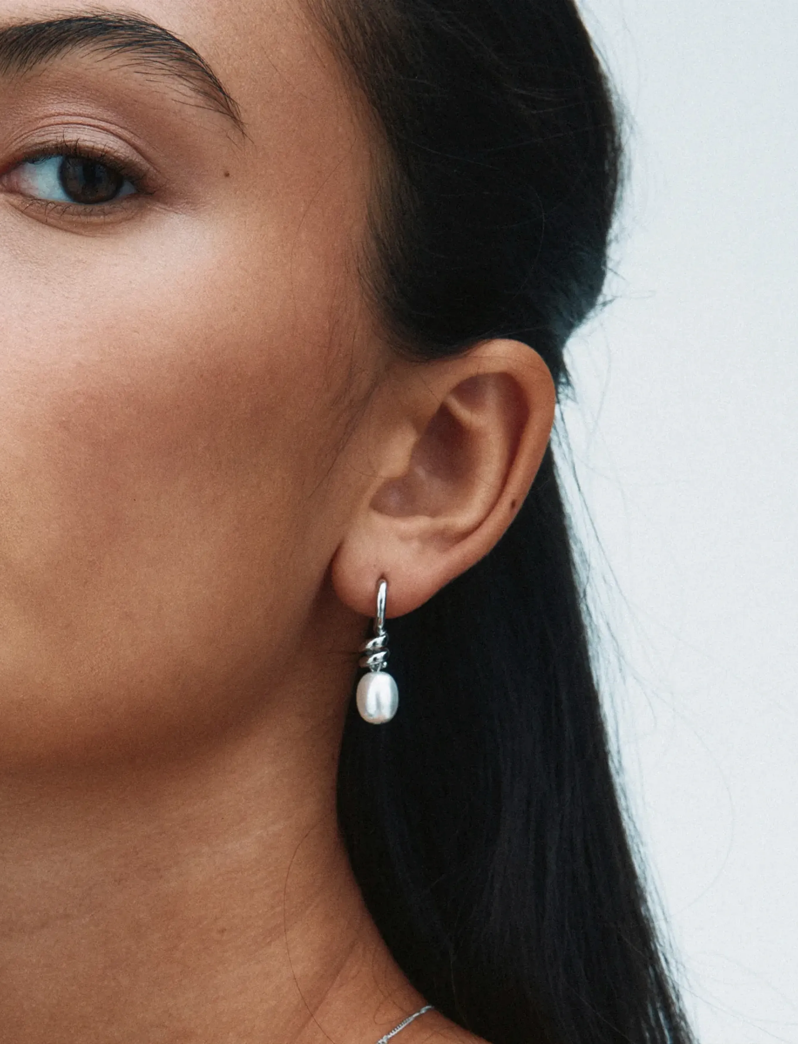 Edblad - Swivel Earrings Pearl S Steel - perleøreringe - silver - 1