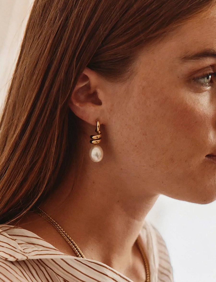 Edblad - Swivel Earrings Pearl L Gold - gold - 0