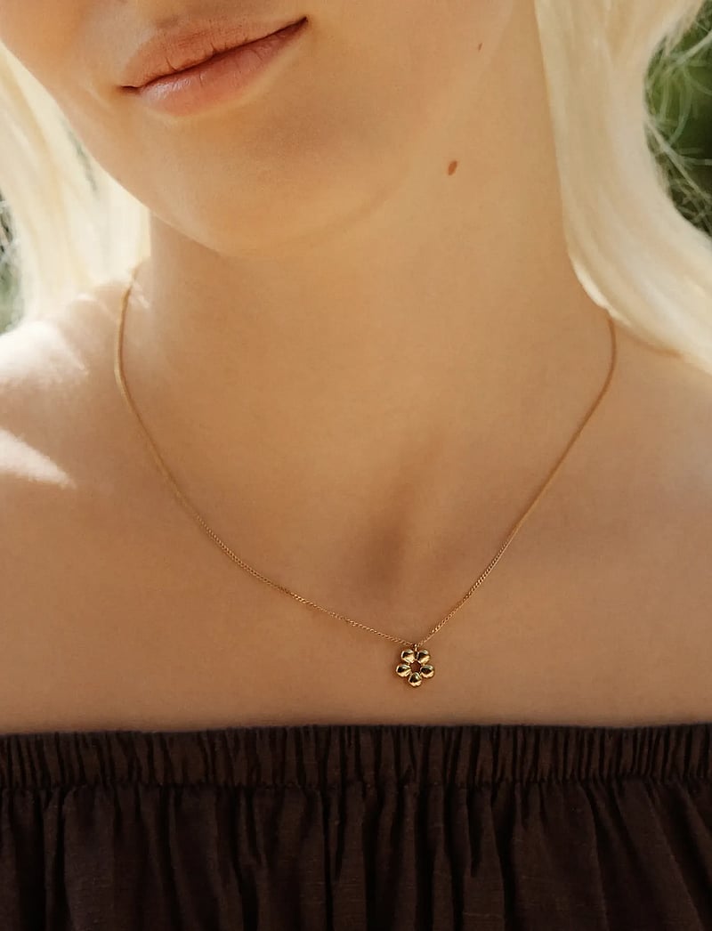 Edblad - Daisy Necklace S Gold One Size - pendant necklaces - gold - 0