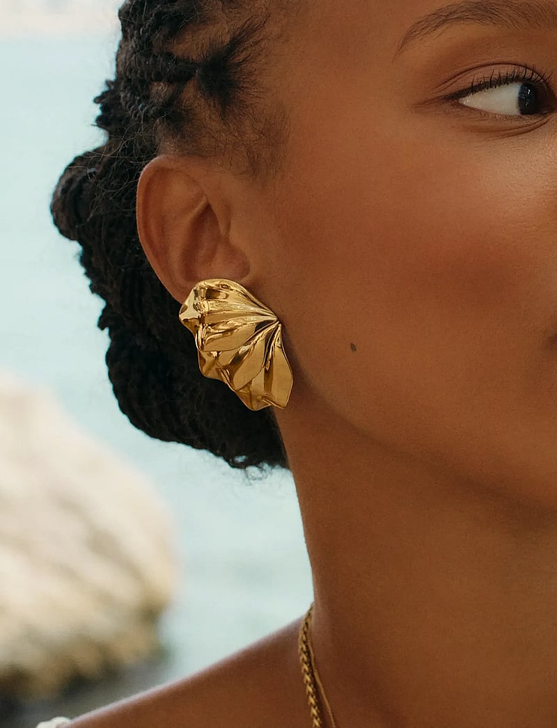 Edblad - Petal Studs L Gold One Size - stud earrings - gold - 0