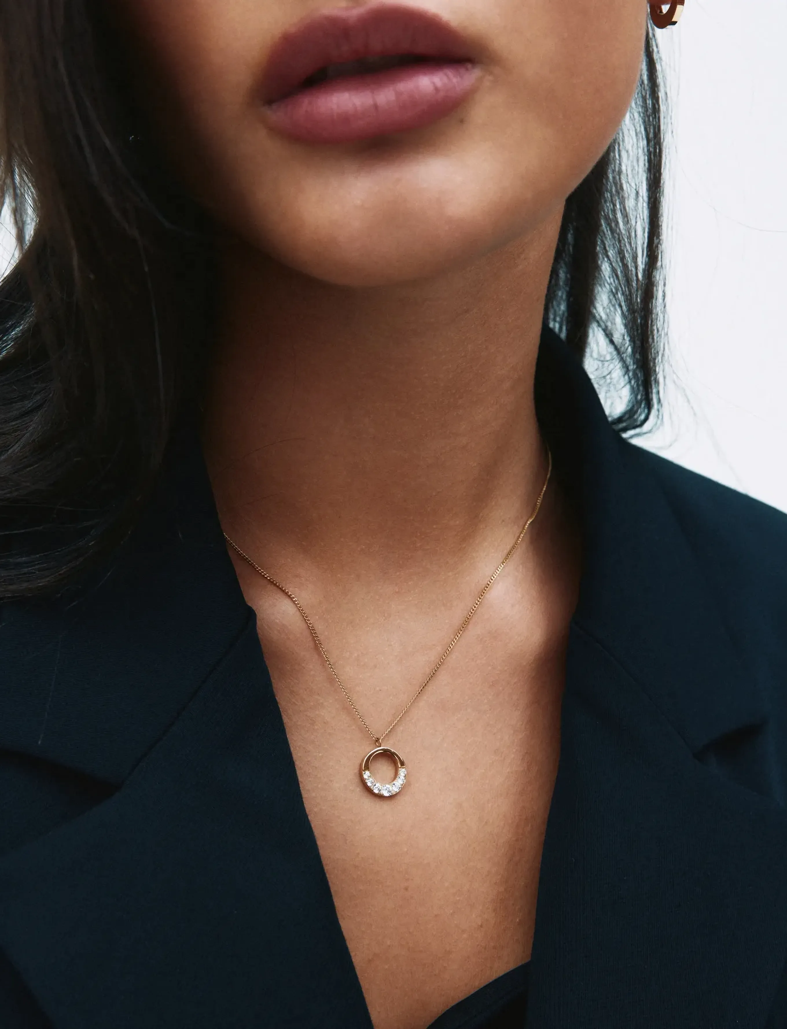 Edblad Monarch Necklace S Gold, Kvinder, Stenbesat Cirkel Vedhæng Halskæde, Guld, Str: ONE SIZE 42 - 45 cm