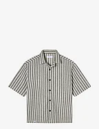 Edwin Saga Shirt Ss Black / White (EDWI035018 0D2 67) Lyhythihaiset Edwin Saga Shirt Ss Black / White (EDWI035018 0D2 67) Lyhythihaiset