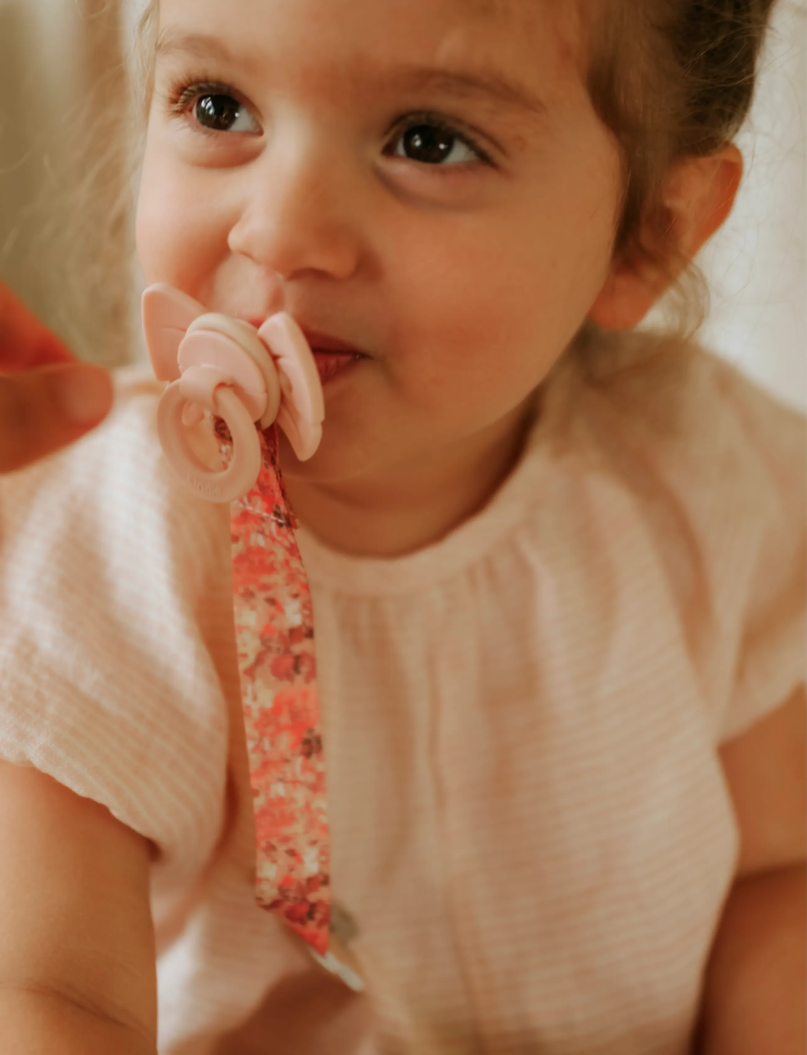 Elodie Details Pacifier Clip Wood River Rose, One Size, Pink, Sutter Og Tilbehør > Sutteklemmer, Børn