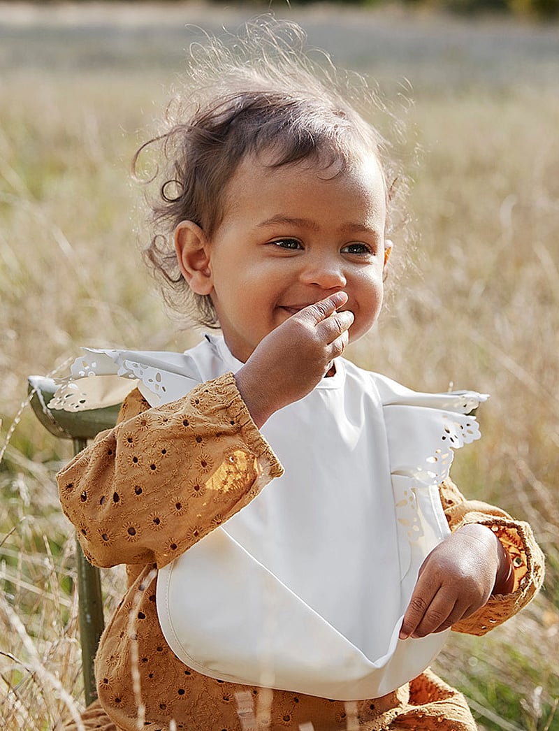 Elodie Details - Baby Bib - Vanilla White - Ärmellose lätzchen - white - 0