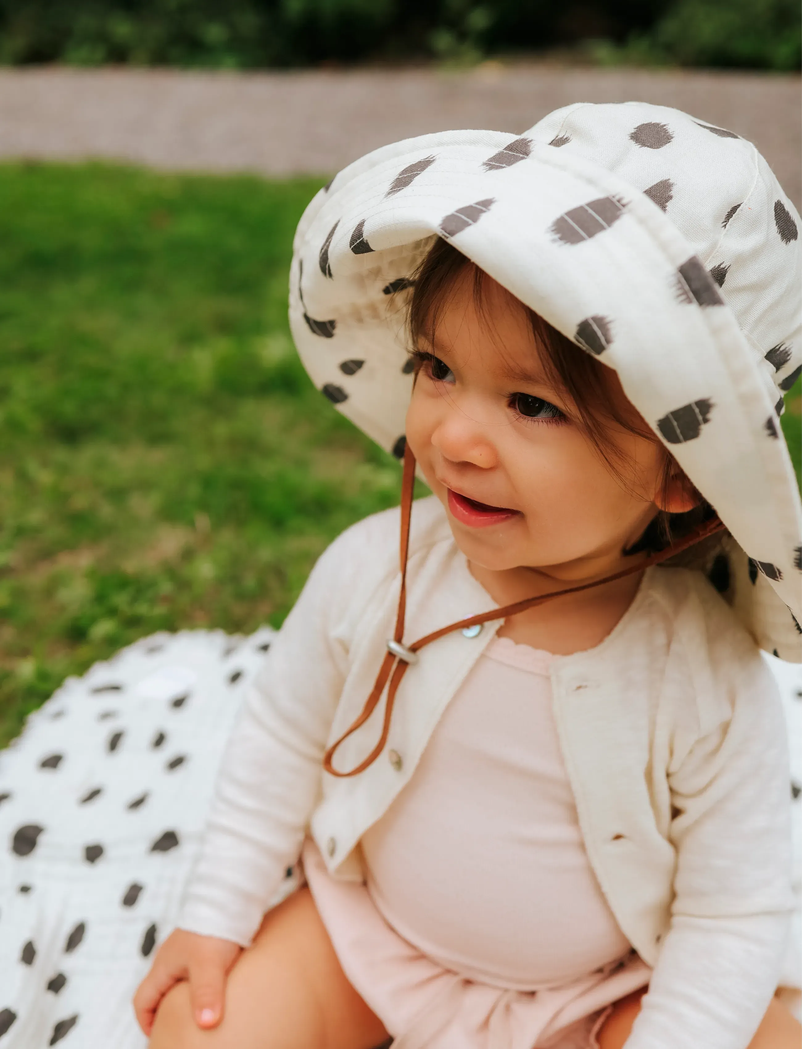 Elodie Details Sun Hat Dalmatian Dots Grande 6-12M, Børn, Dalmatiner Prikket Solhat Med Hagesnor, Hvid, Str: 6-12M