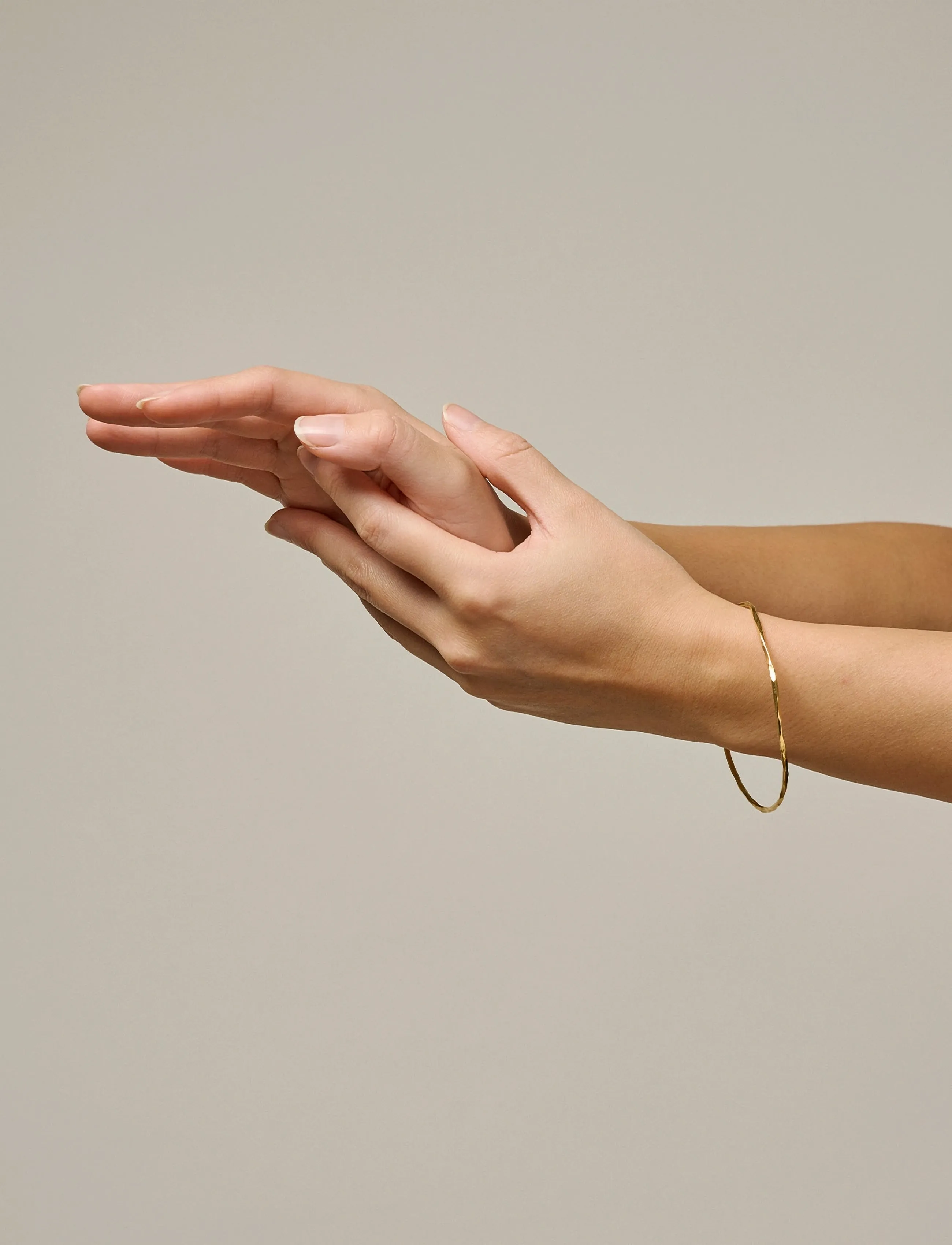 Enamel Copenhagen Bangle, Organic Arena, Ø 60 MM, Gold, Armbånd > Armringe, Dame