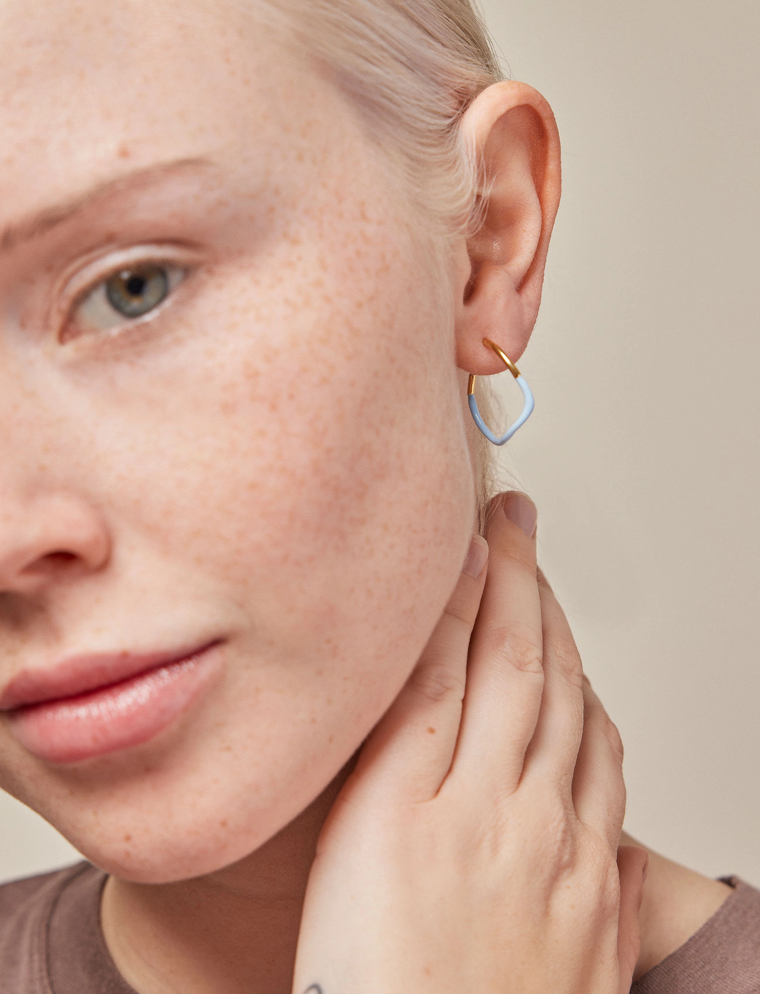 Enamel Copenhagen - Sway Hoops - icy blue - 1