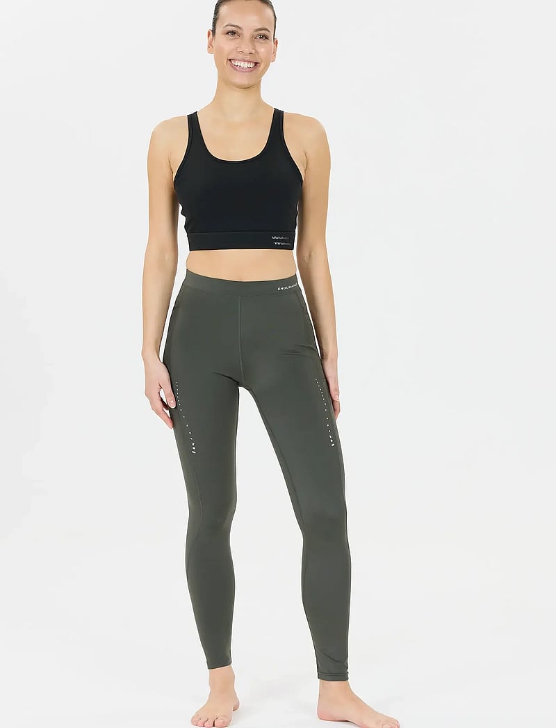 Endurance - Cynthian W Sports Bra - mittlerer halt - black - 4