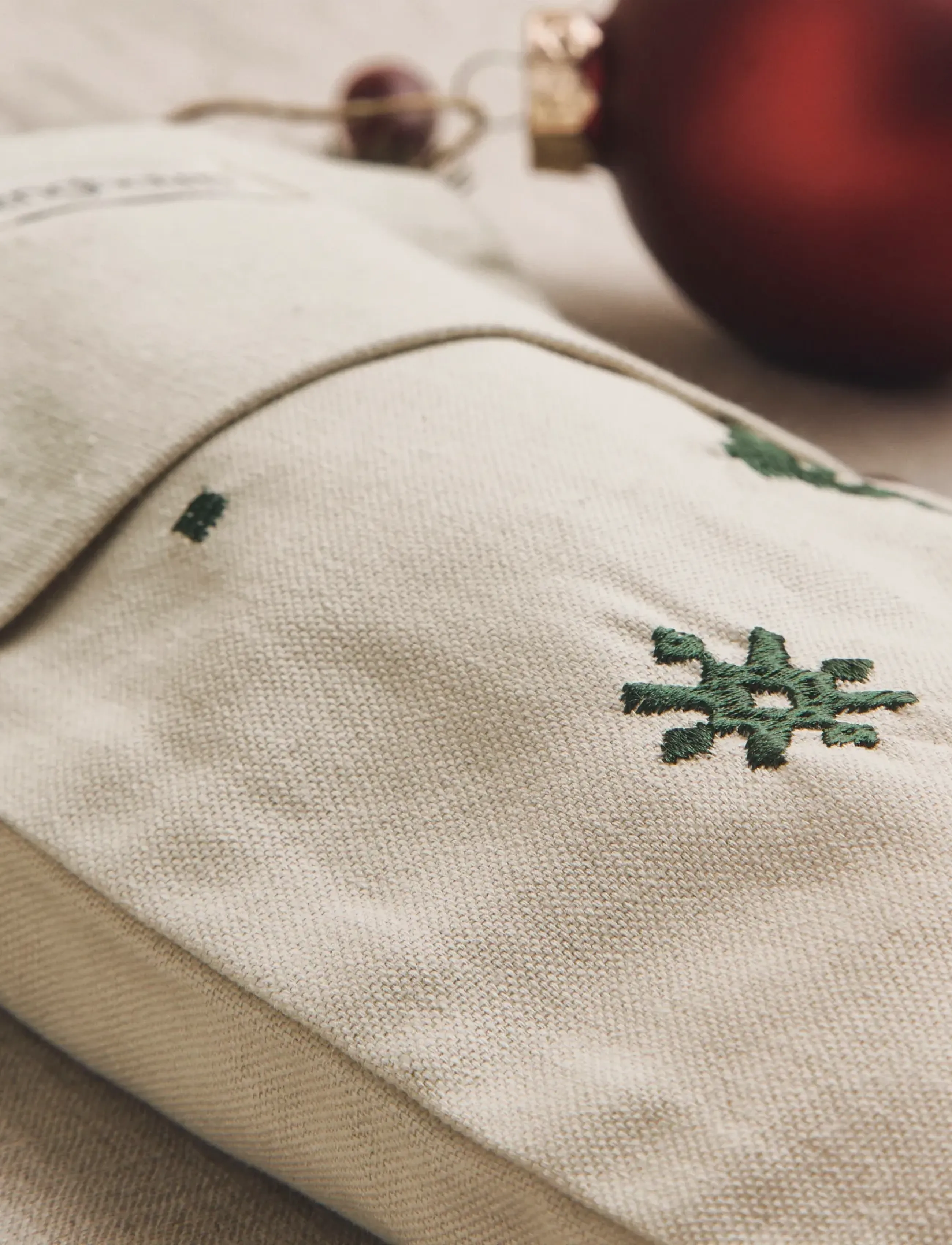 Engholm Textiles - JULESOK JULIA BRODERET - rØd - 2