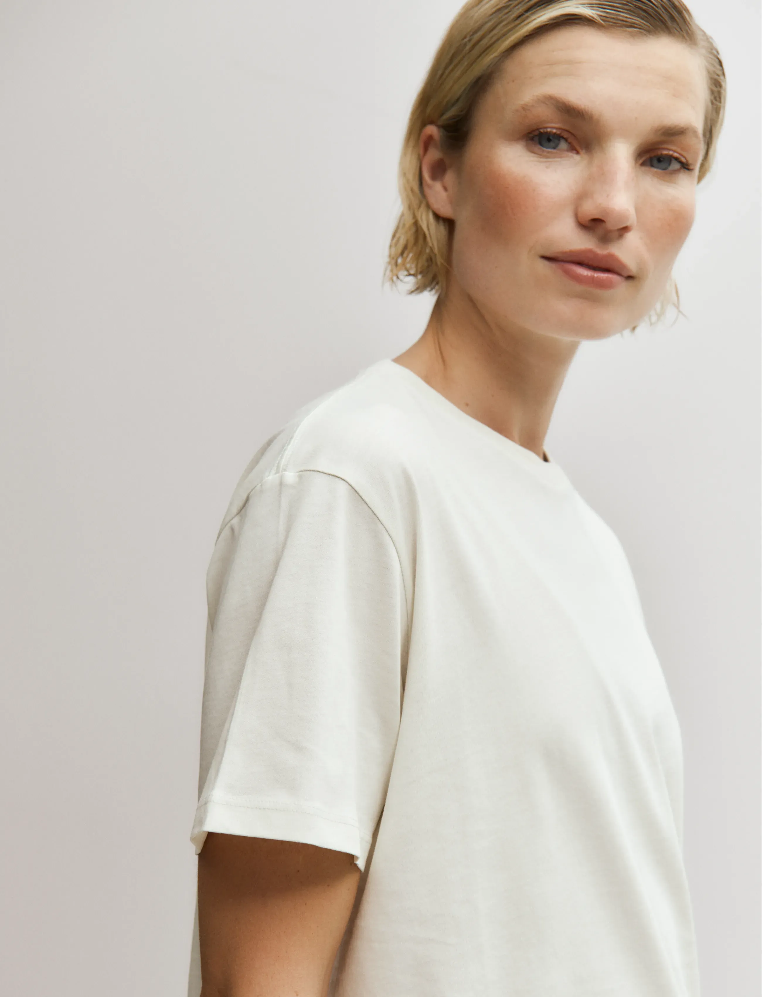 Enkel Studio - Basic o-neck tee S/S - lägsta priserna - bone white - 4