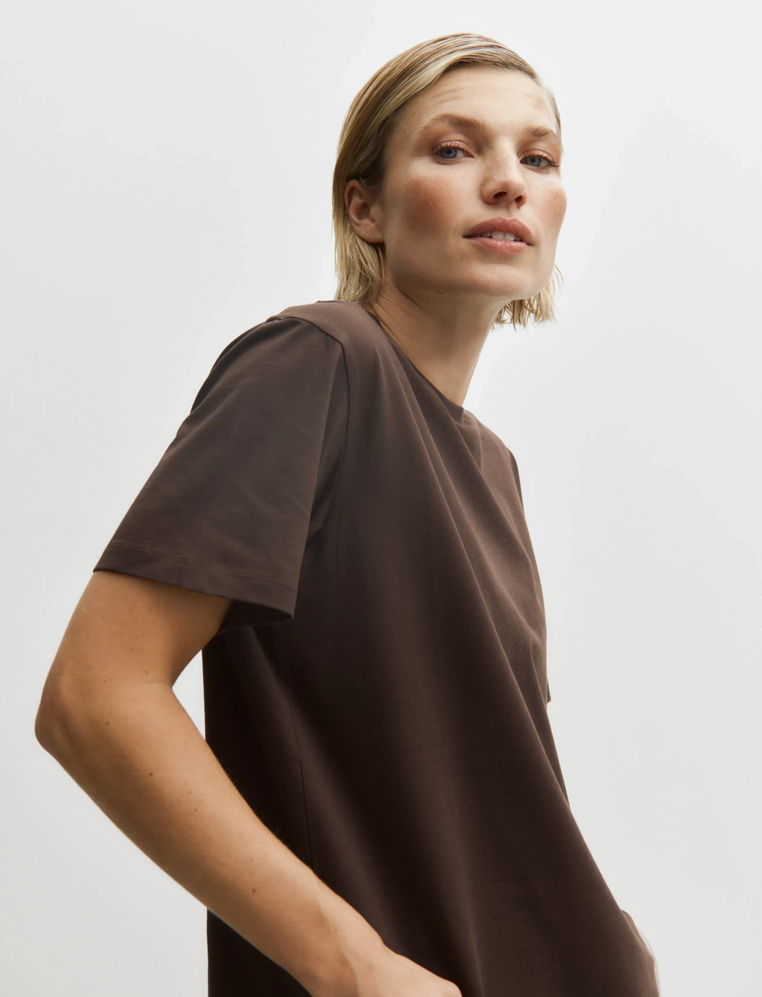 Enkel Studio - Basic o-neck tee S/S - lägsta priserna - brown - 4