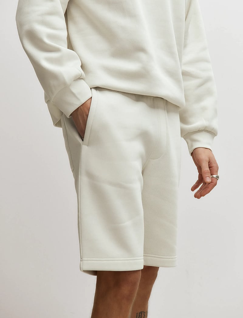 Enkel Studio - Sweat shorts - lühikesed dressipüksid - bone white - 4
