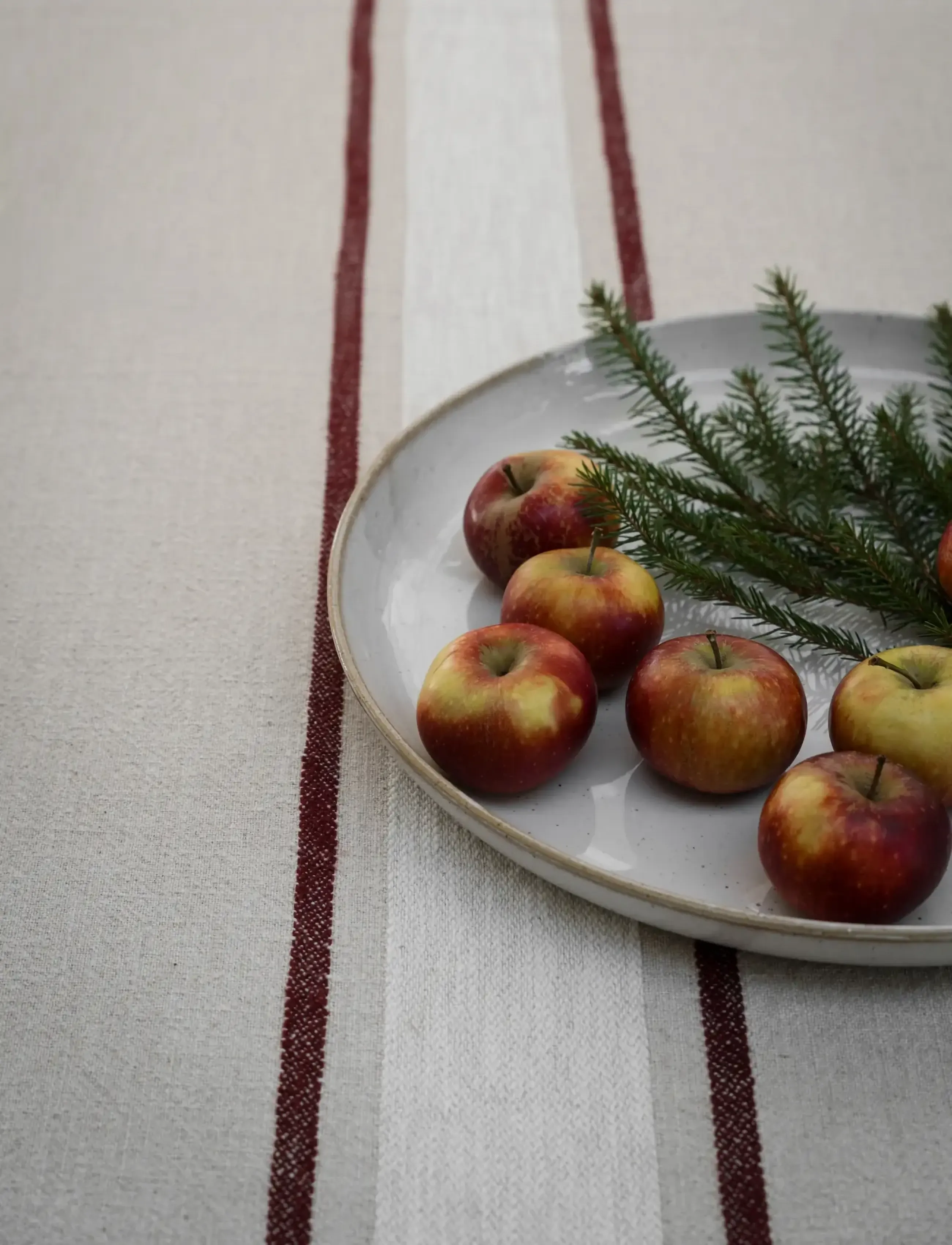 ERNST - Tablecloth - tablecloths & runners - natural/white/red - 2