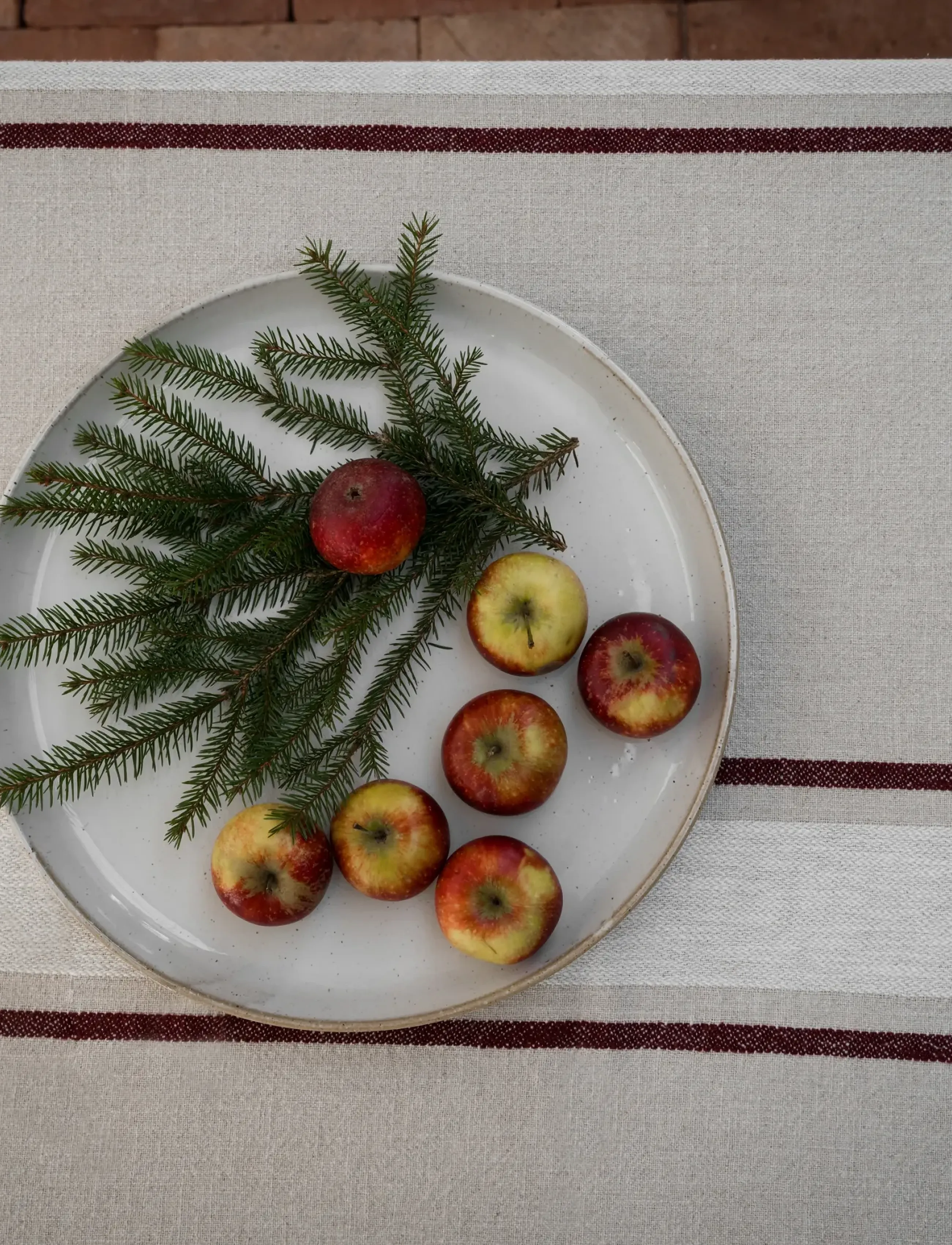 ERNST - Tablecloth - tablecloths & runners - natural/white/red - 3